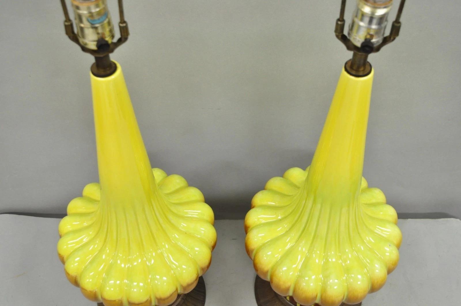 Paire de lampes de table Vintage Mid Century Modern Yellow Brown Sculpted Ceramic Pottery Bon état - En vente à Philadelphia, PA