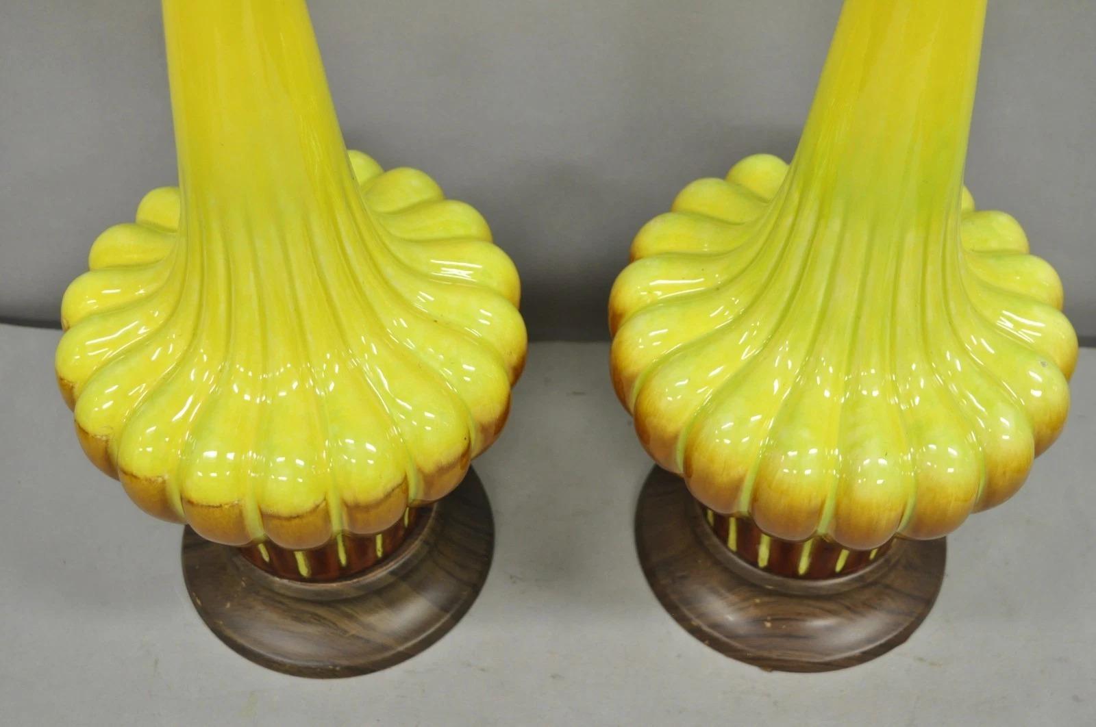 20ième siècle Paire de lampes de table Vintage Mid Century Modern Yellow Brown Sculpted Ceramic Pottery en vente