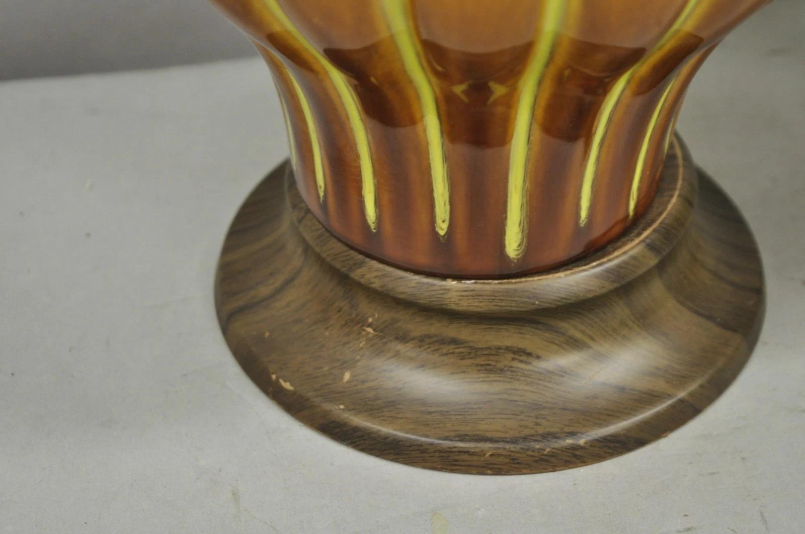 Paire de lampes de table Vintage Mid Century Modern Yellow Brown Sculpted Ceramic Pottery en vente 2
