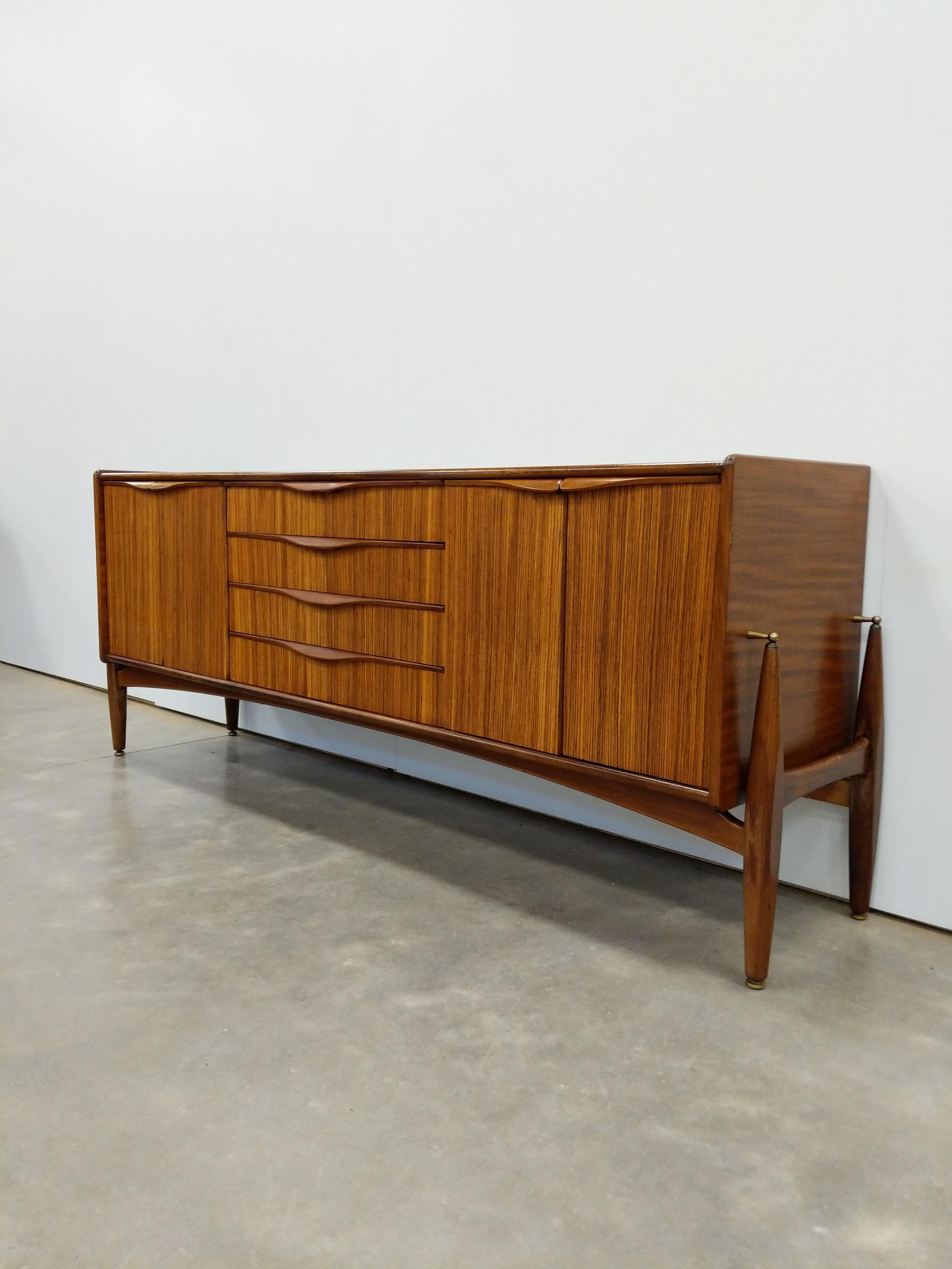 Authentic vintage mid century modern zebrano (zebrawood) credenza / sideboard / console.

By Elliotts of Newbury

This piece is in excellent condition with few signs of age-related wear (see photos).

If you would like any additional details, please