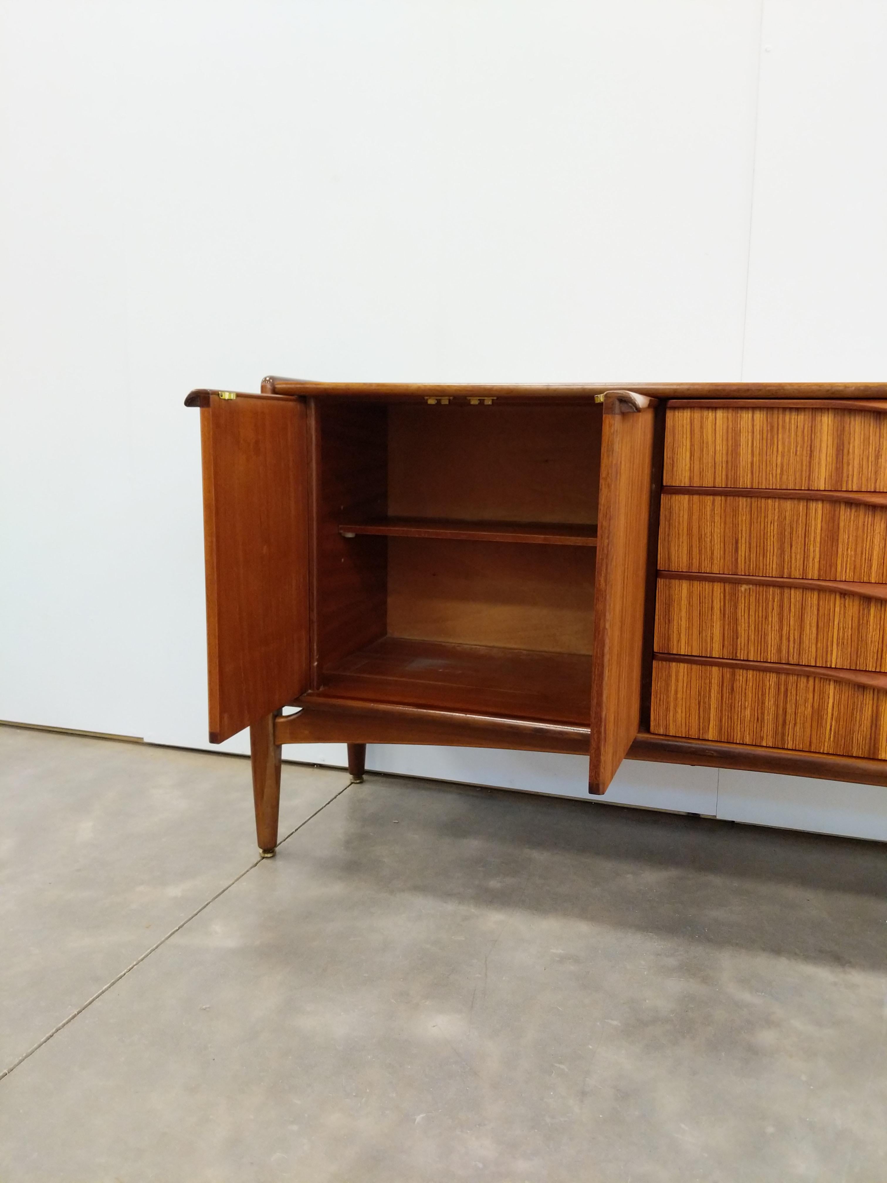 Vintage Mid Century Modern Zebrano Credenza by Elliotts of Newbury In Good Condition For Sale In Gardiner, NY