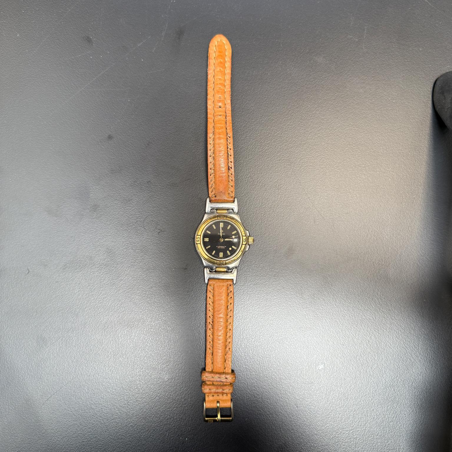 Nous vous proposons une montre Zodiac Professional 200m. Testé et fonctionnel, bracelet en cuir, pas sûr qu'il s'agisse de l'original.  Joli cadran.  
Fabriqué en Suisse.

Dimensions : 1,5 l x 1,63 h (face), 10 entièrement déployées

N'hésitez pas à