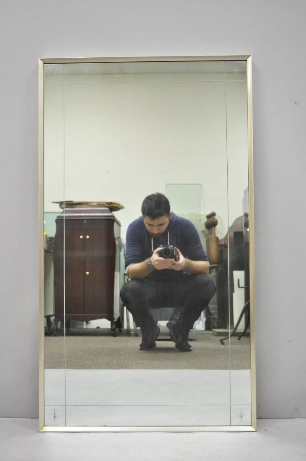 Miroir mural moderniste du milieu du siècle dernier avec cadre étoilé gravé avec cadre en métal argenté en vente 3
