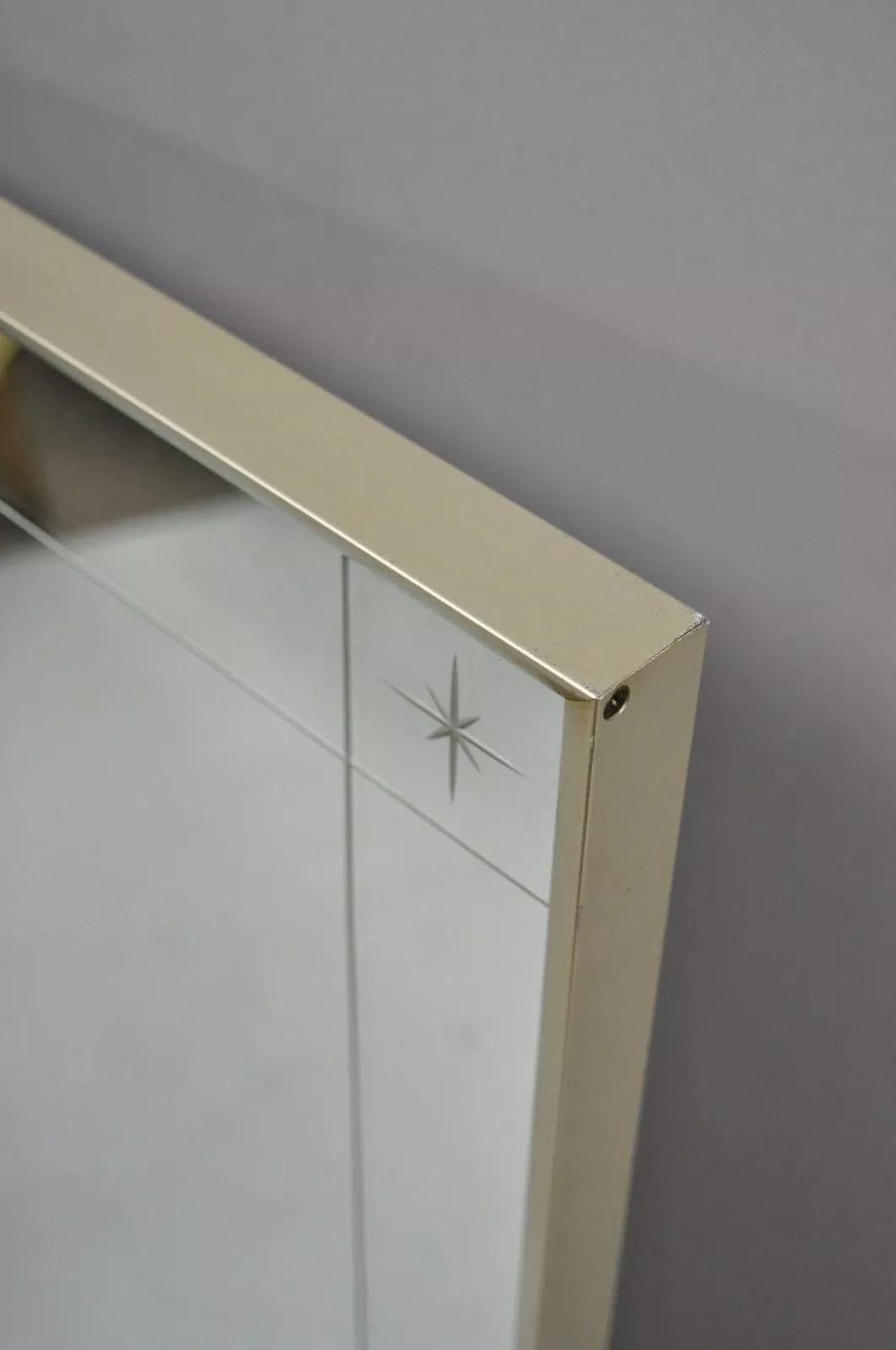 20ième siècle Miroir mural moderniste du milieu du siècle dernier avec cadre étoilé gravé avec cadre en métal argenté en vente