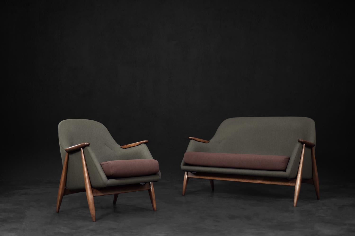 Dieses spektakuläre Pallas Lounge-Set wurde 1954 von dem schwedischen Designer Svante Skogh entworfen und ist ein seltenes Beispiel aus dem Repertoire des modernistischen Designs. Die Garnitur Pallas wurde für den finnischen Hersteller Asko