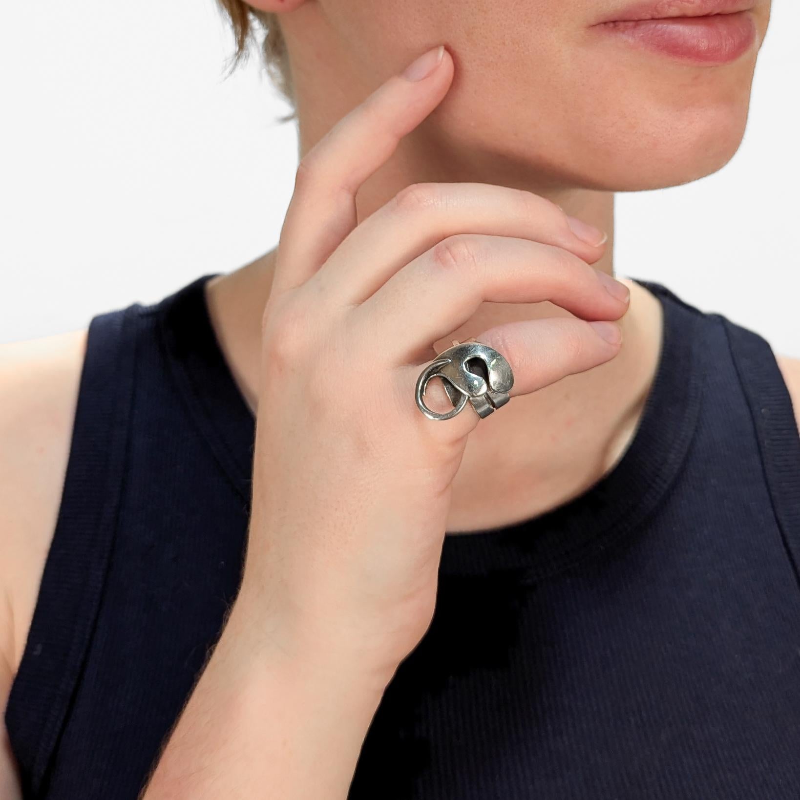 Un raffinato anello da cocktail in stile Mid-Century Modern.

In argento sterling.

Di Paul Lobel. Lobel era un gioielliere, designer e illustratore di origine rumena e residente a New York che è stato un influente modernista e una figura amata