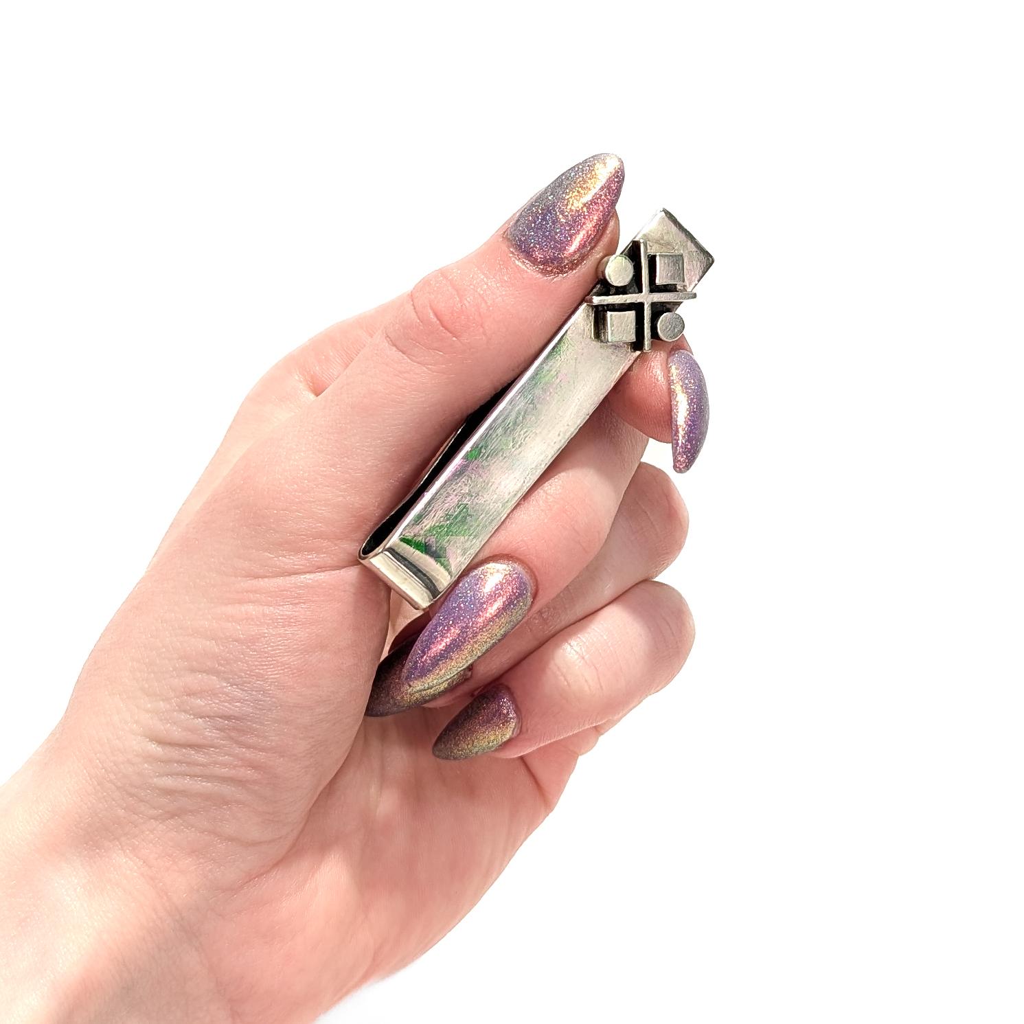 A fine signed Mid-Century Modern silver tie (or money) clip.

In sterling silver.

By Paul Lobel. Lobel was a Romanian-born and New York based jeweler, designer, illustrator who was an influential Modernist and beloved figure in the Greenwich