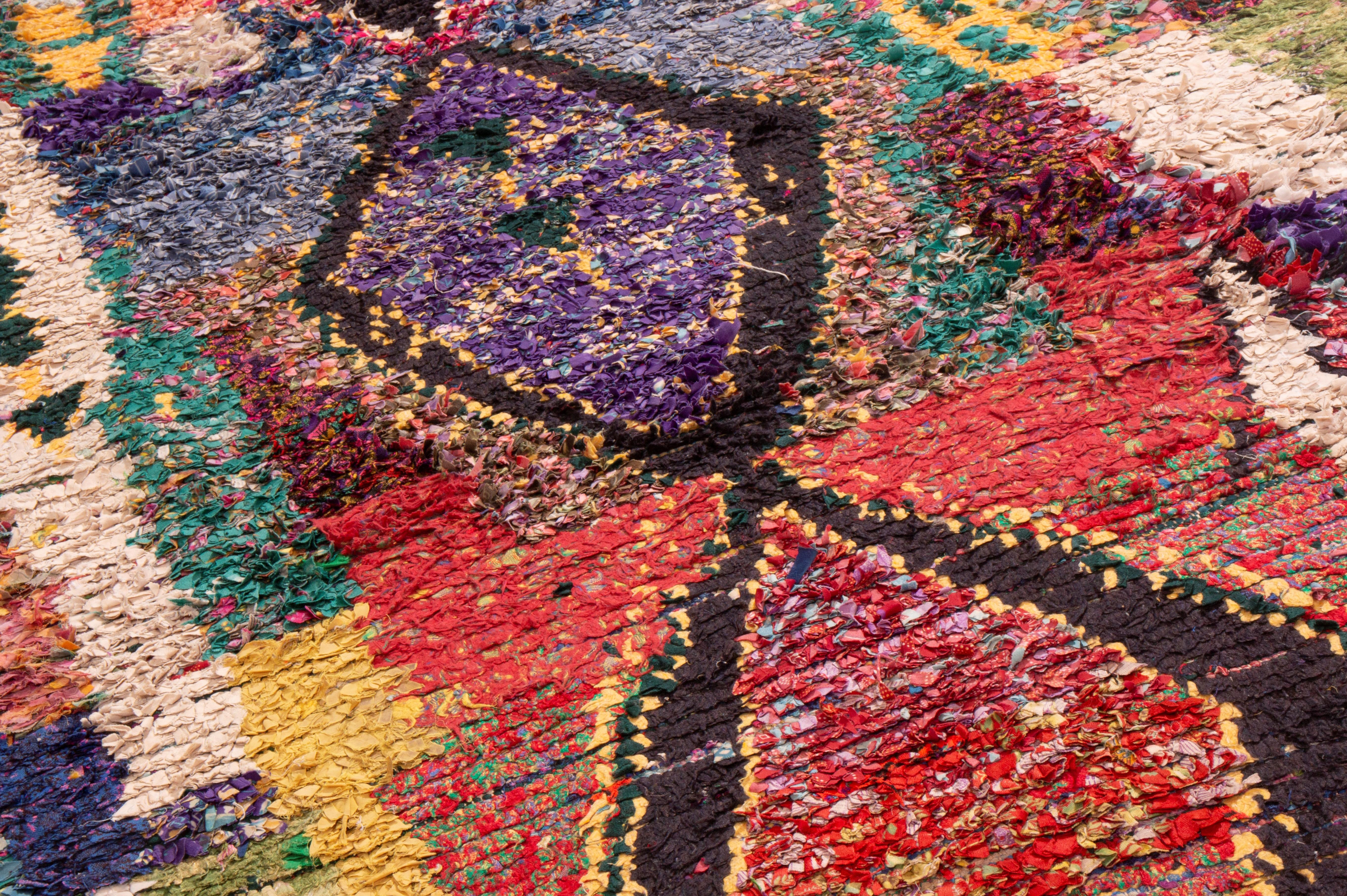 Mid-Century moderno Tappeto vintage di metà secolo in lana nera di transizione berbera marocchina di Rug & Kilim in vendita