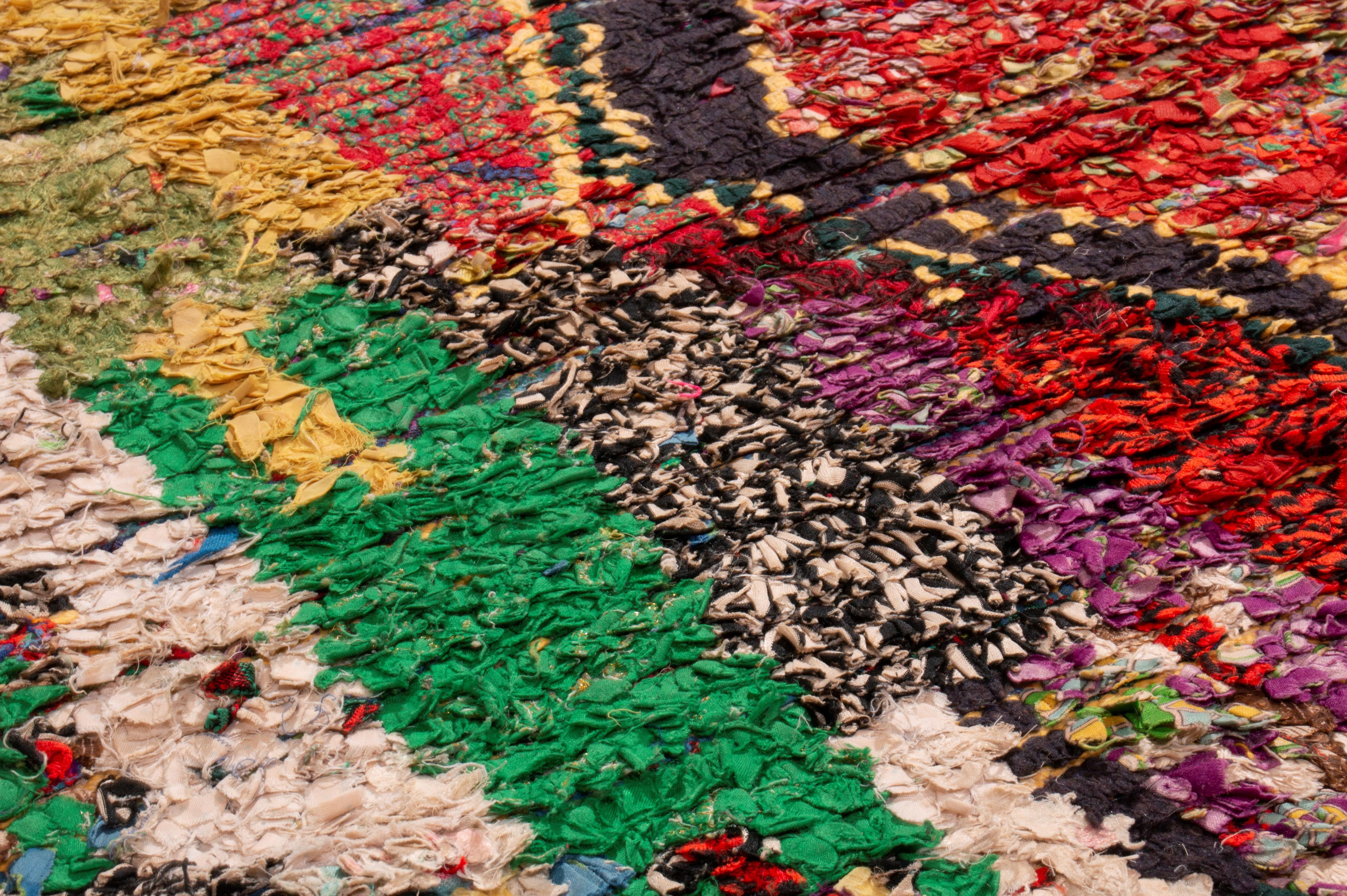Marocchino Tappeto vintage di metà secolo in lana nera di transizione berbera marocchina di Rug & Kilim in vendita