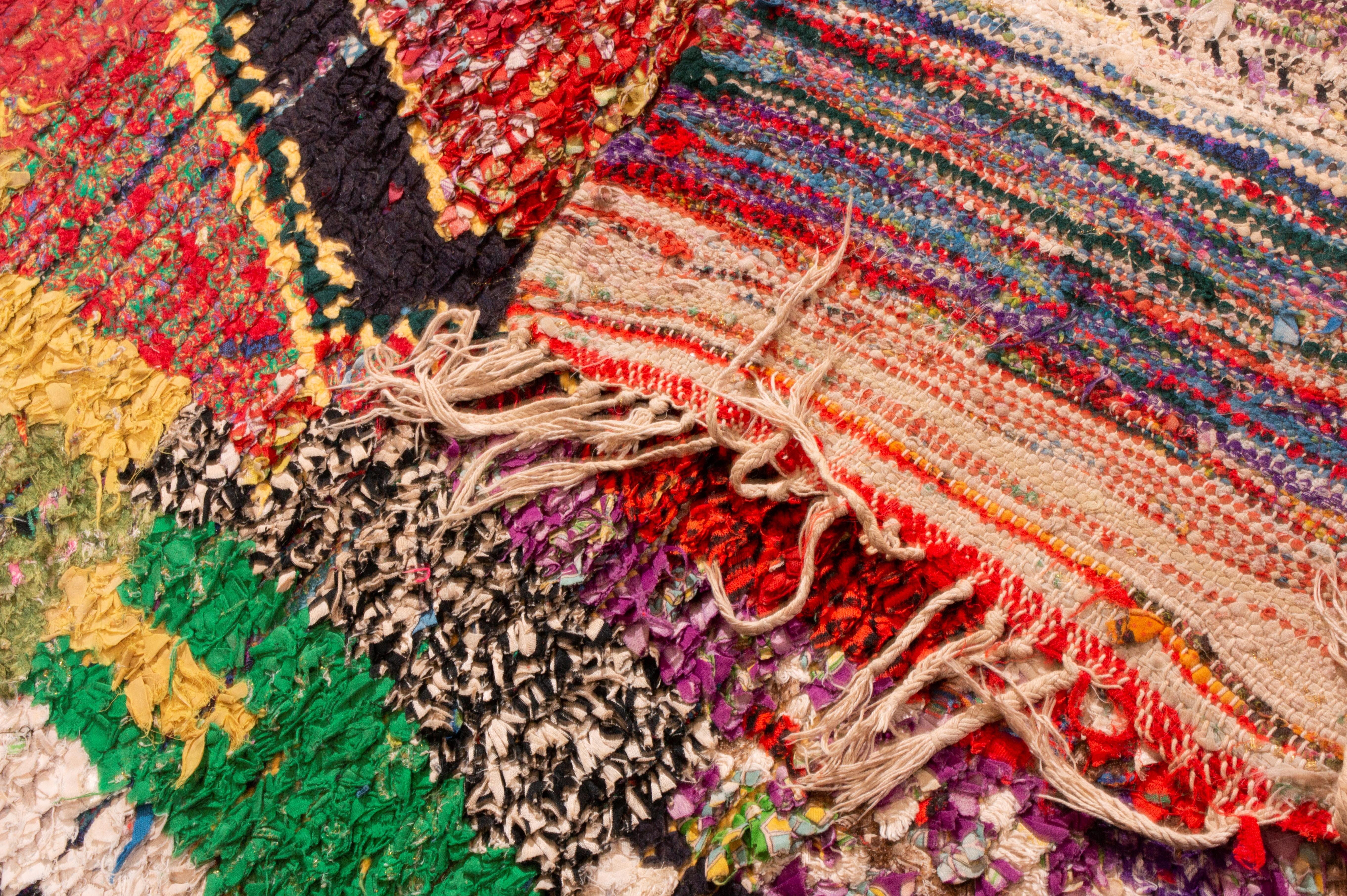Annodato a mano Tappeto vintage di metà secolo in lana nera di transizione berbera marocchina di Rug & Kilim in vendita