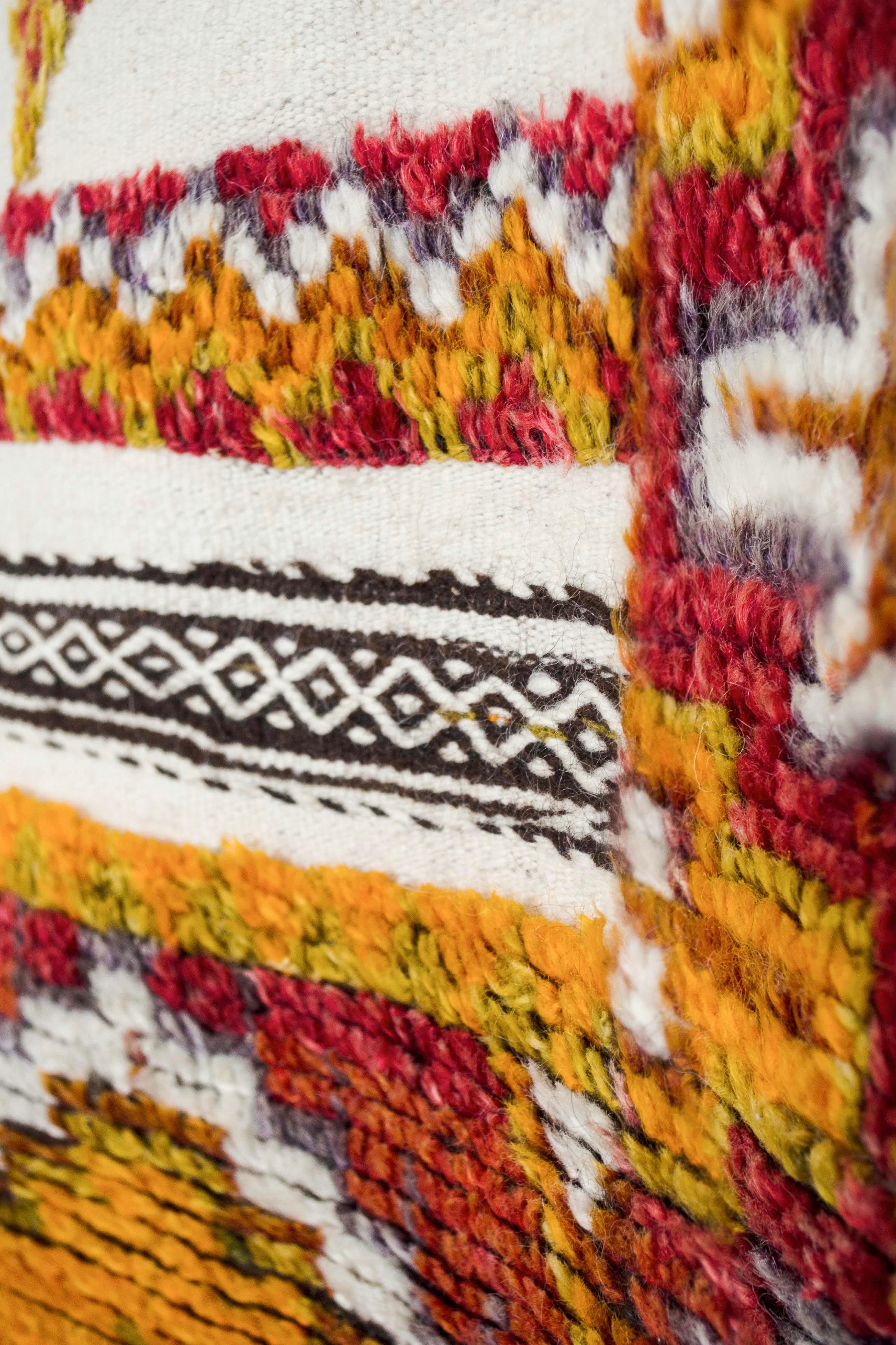 Vintage Midcentury Moroccan Berber Wool Floor Rug In Good Condition For Sale In Detroit, MI