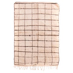 Tapis vintage marocain contemporain en laine beige du milieu du siècle dernier de Rug & Kilim