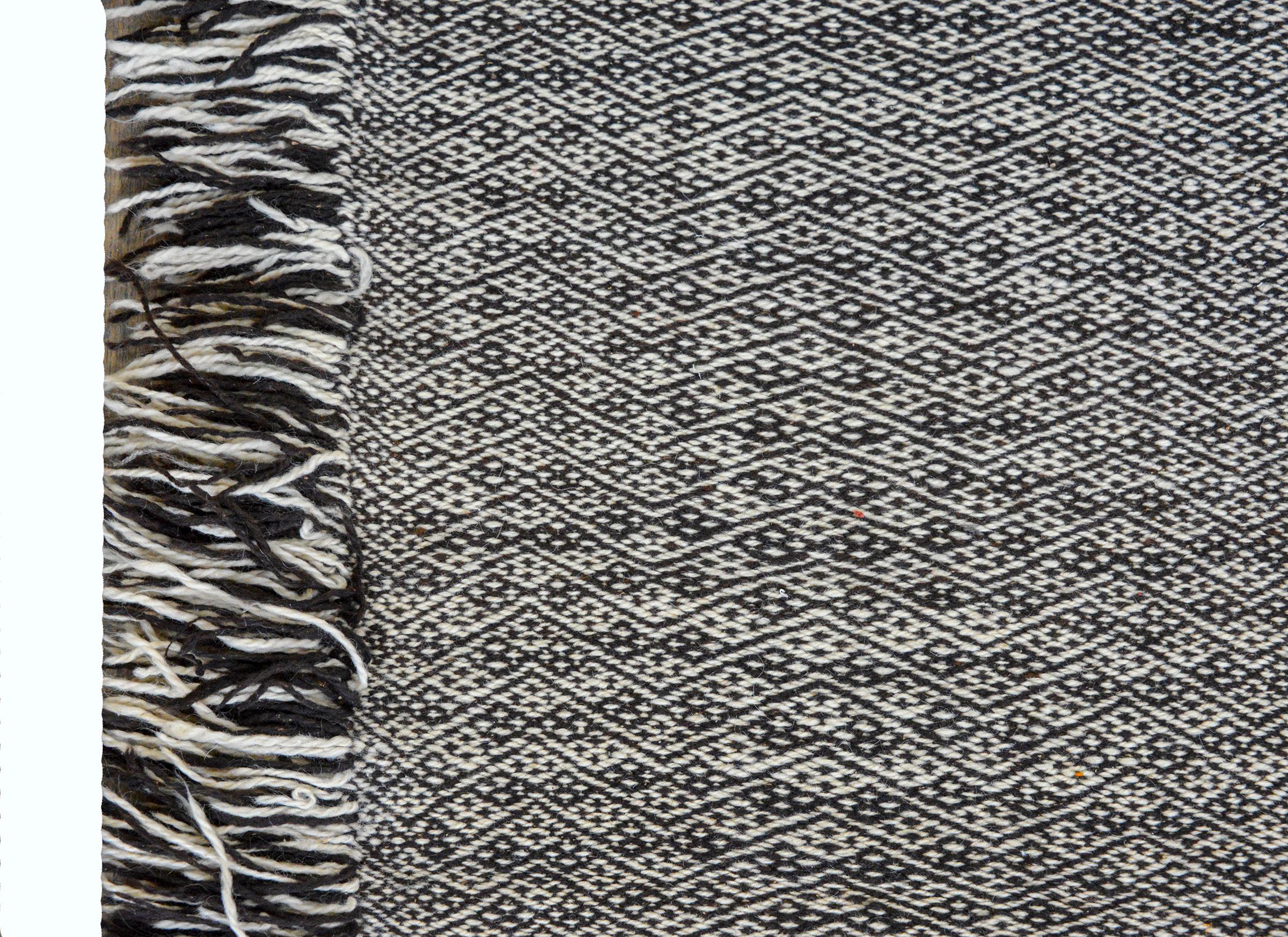 Un magnifique kilim marocain de la fin du 20e siècle avec des rayures multicolores alternées, toutes tissées avec des motifs géométriques.