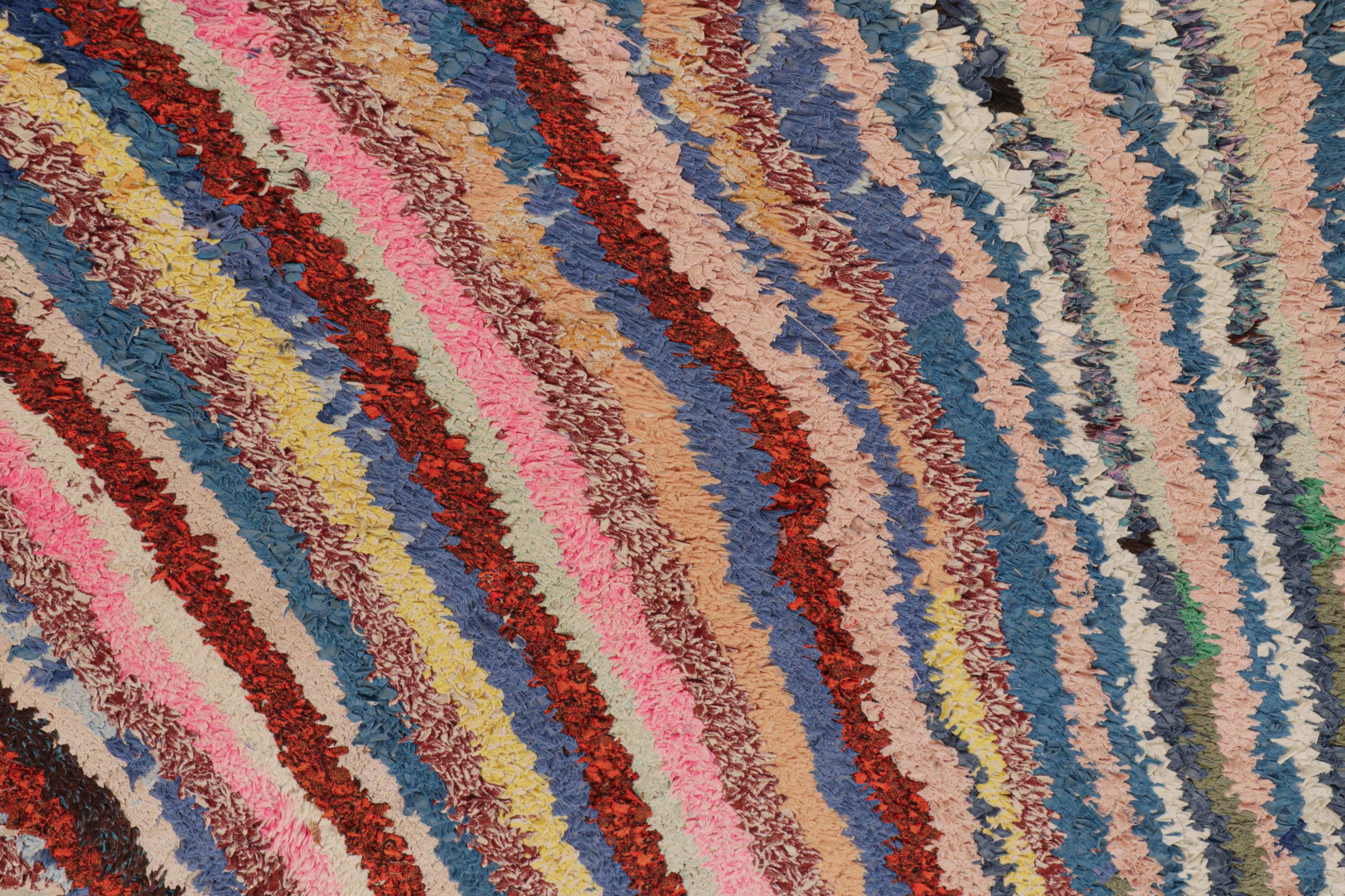 Ce tapis marocain vintage du milieu du siècle ressemble à des motifs modernes provenant de la région montagneuse d'Azilal, souvent utilisés à la fois comme revêtement de sol et comme affichage mural. Originaire du Maroc dans les années 1950, ce