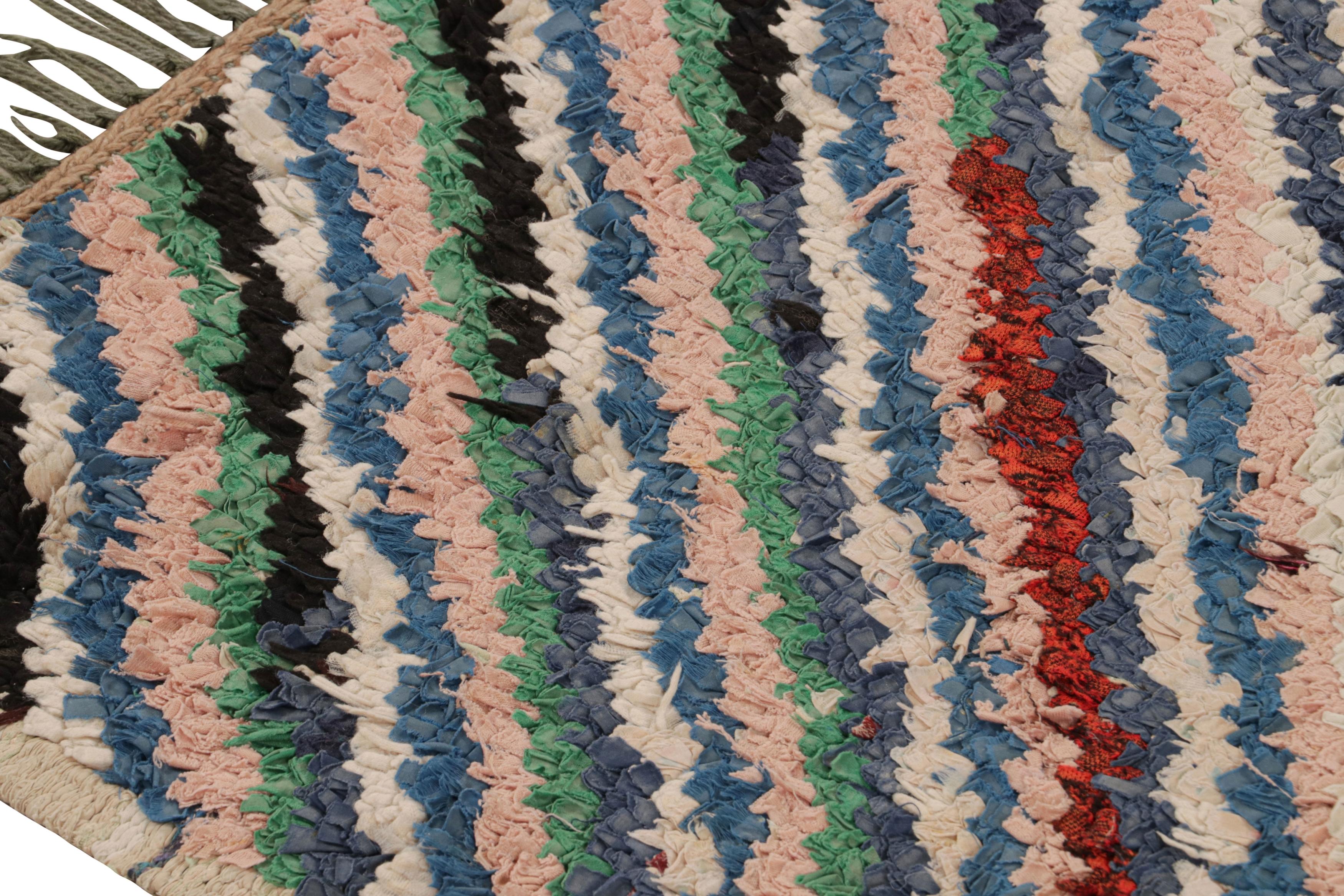 Marokkanischer Vintage-Wollteppich im Übergangsstil aus der Mitte des Jahrhunderts in Rosa und Blau, mehrfarbig (Moderne der Mitte des Jahrhunderts)
