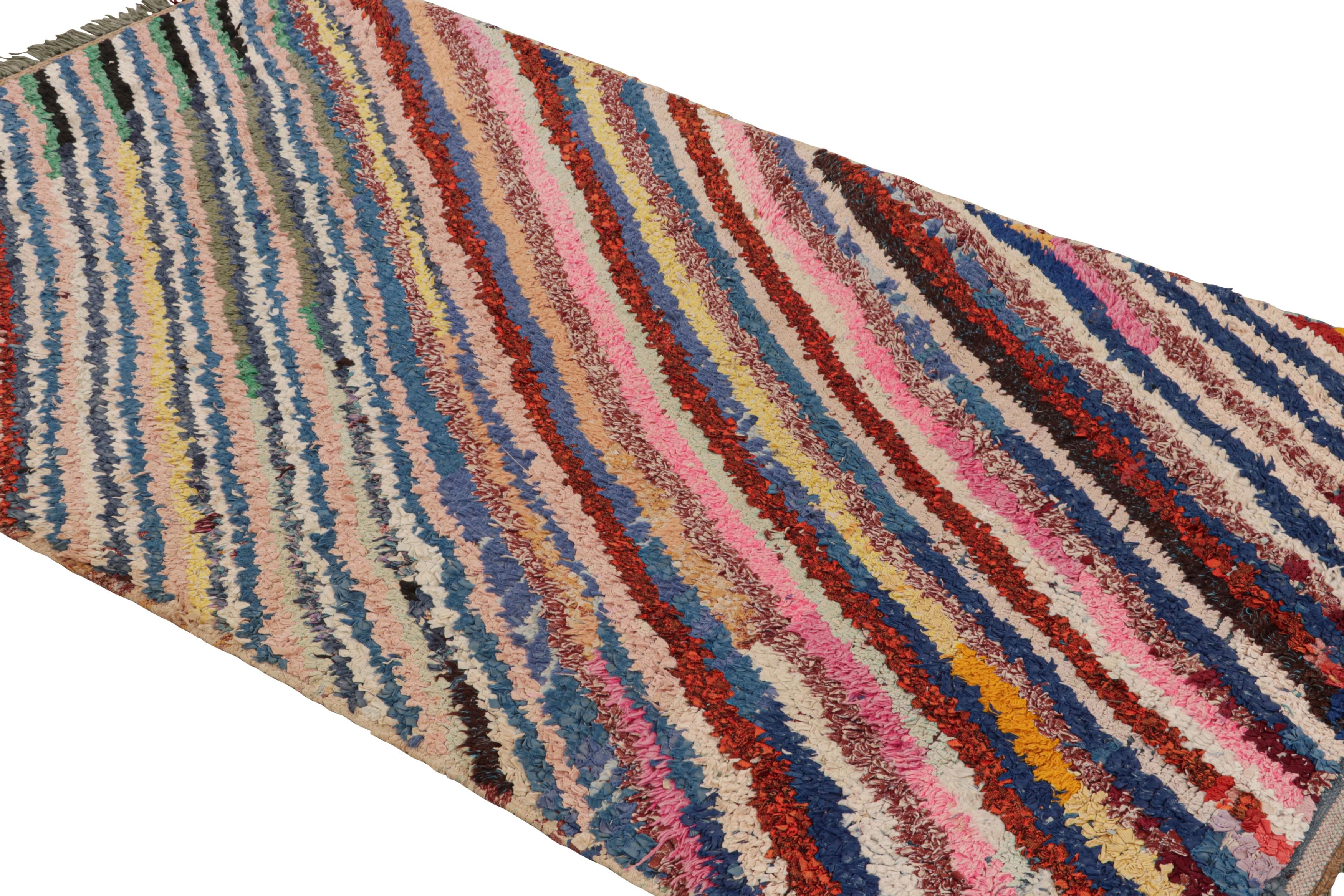 Marokkanischer Vintage-Wollteppich im Übergangsstil aus der Mitte des Jahrhunderts in Rosa und Blau, mehrfarbig (Handgeknüpft)