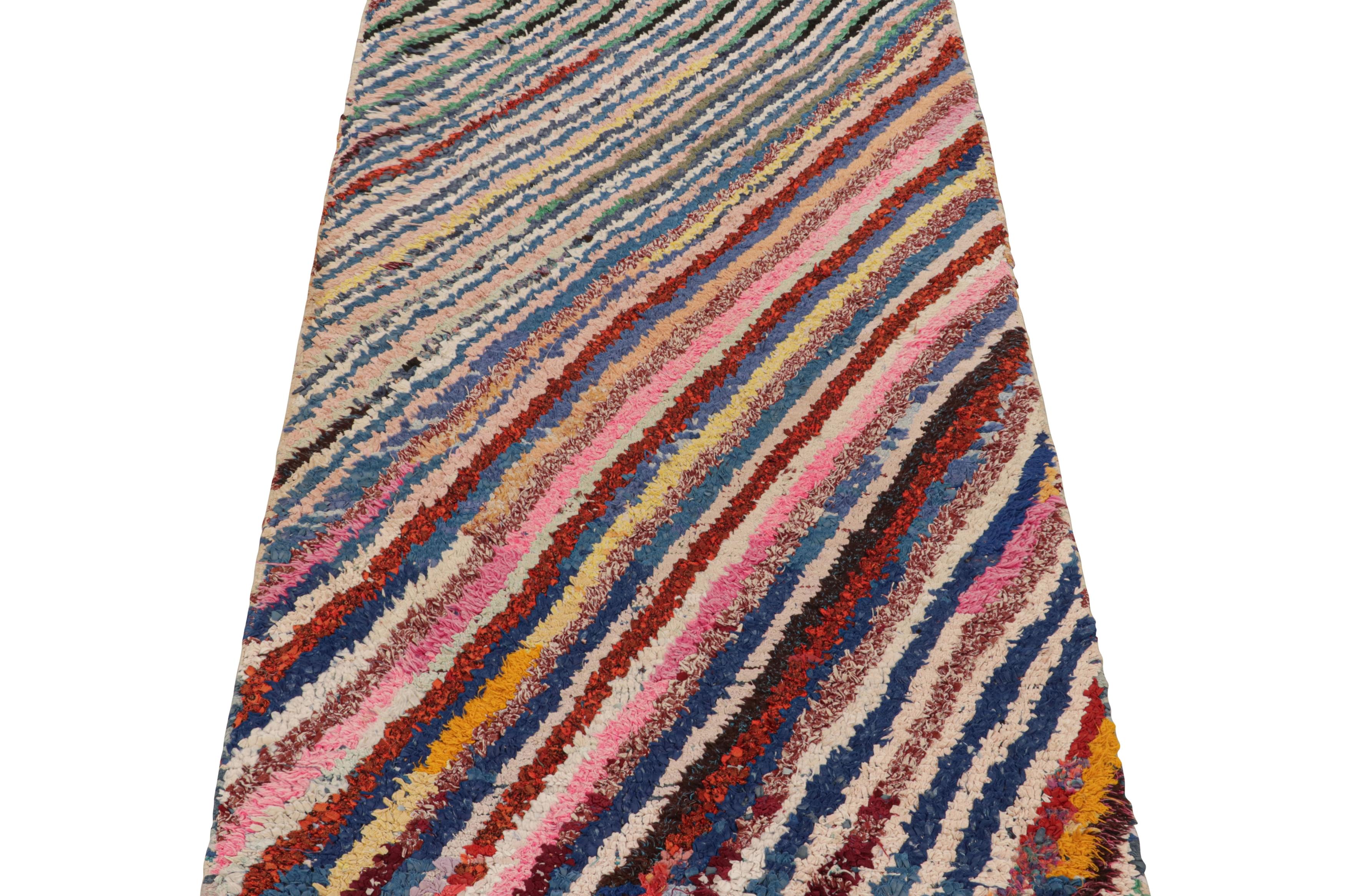 Marokkanischer Vintage-Wollteppich im Übergangsstil aus der Mitte des Jahrhunderts in Rosa und Blau, mehrfarbig im Zustand „Gut“ in Long Island City, NY