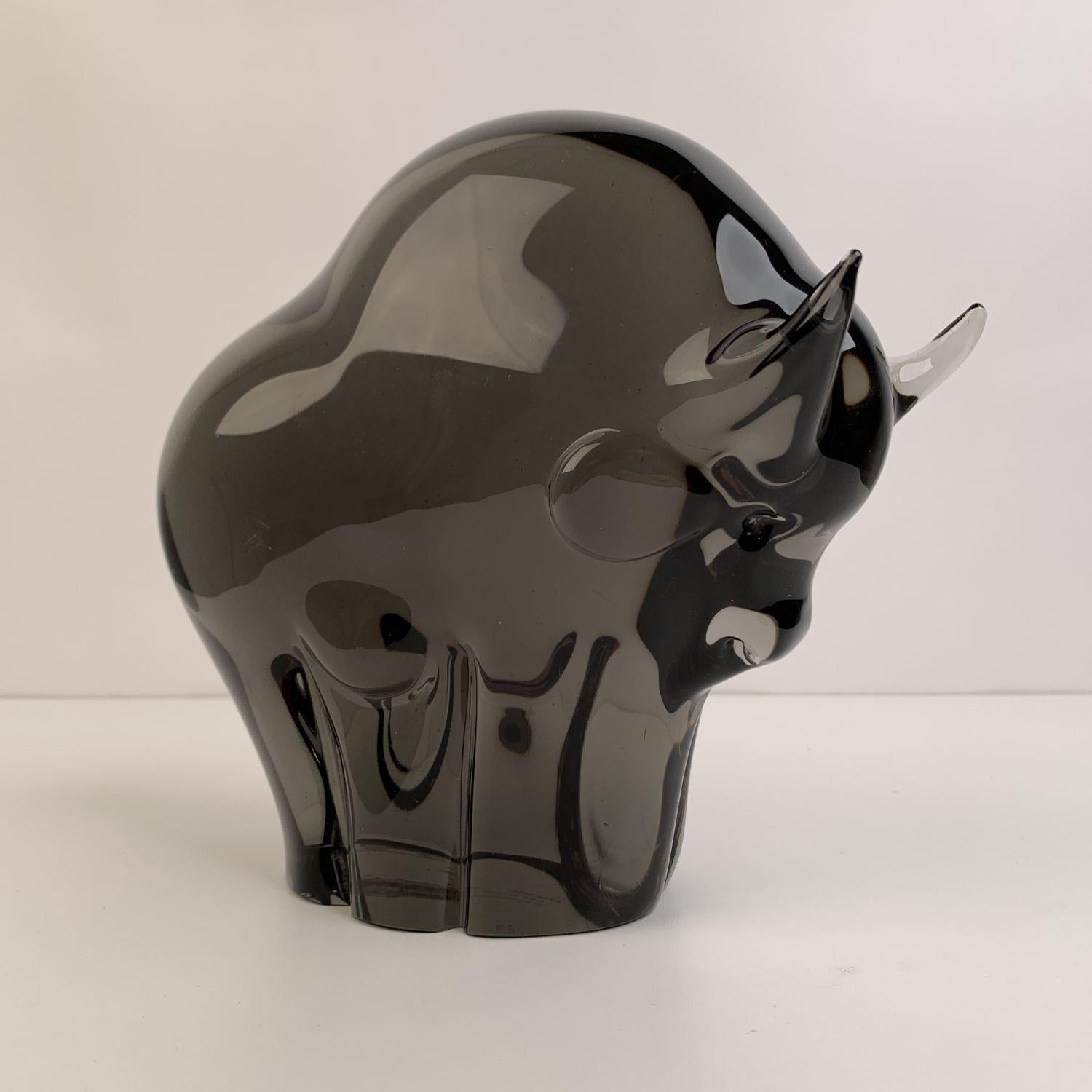 Beautifully shaped italian heavy glass bull sculpture by Archimede Seguso, from the mid-20th century. It is solid Murano glass in gray color. Height: 7 inches - 17,8 cm. Max width: 8 inches - 20,3 cm. Its signed on the bottom with 'Archimede Seguso