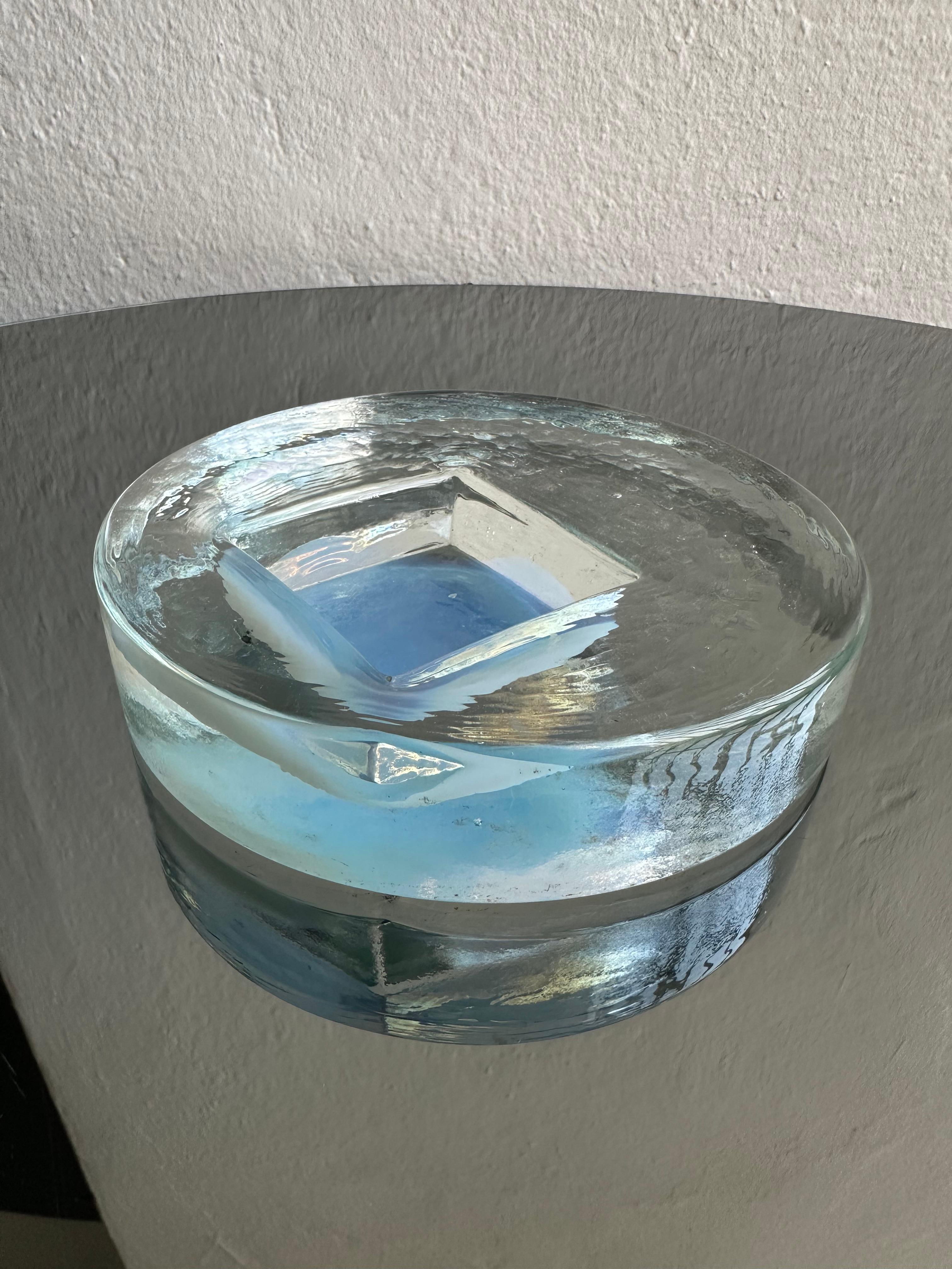 Auf der venezianischen Insel Murano werden von den Meistern viele verschiedene Arten von Glas hergestellt. Von hauchdünnen Vasen bis hin zu ausdrucksstarken Skulpturen, auch massive Objekte mit tiefen und lebendigen Farbschattierungen repräsentieren