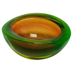 Schale aus Murano-Glas aus der Mitte des Jahrhunderts in mattem Grün mit orangefarbenen Akzenten