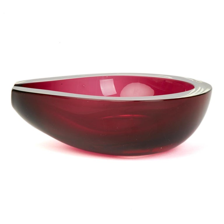 A stunning and heavily made Italian Murano Sommerso art glass bowl of flat cut tear drop shape with the point of the teardrop cut flat. The bowl is blown in thick clear glass (2.25cm thick) encasing a mauve glass interior. The bowl has a flat