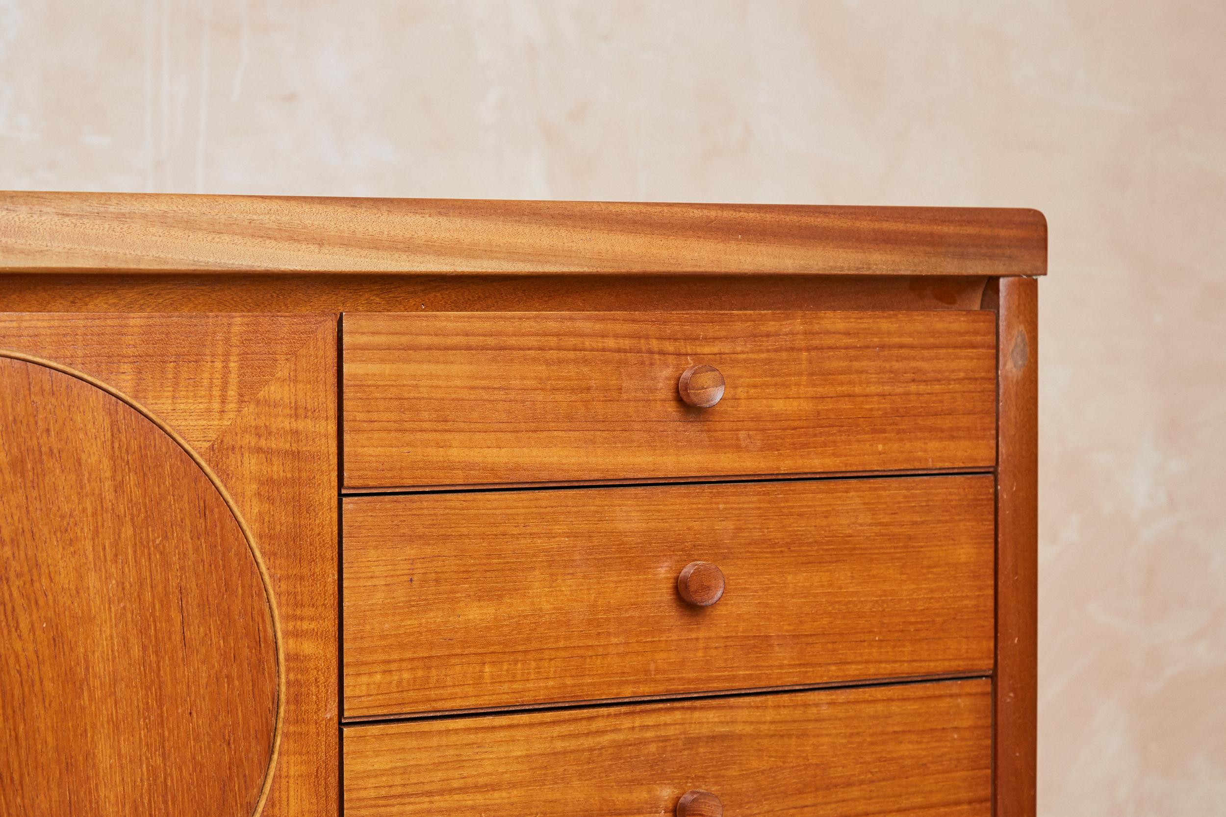 A classic mid century staple, the Nathan Circles 6ft sideboard is a popular vintage piece due to being well designed both aesthetically and practically. Taking it’s name from the iconic circles motif on the three cupboard doors, the sideboard