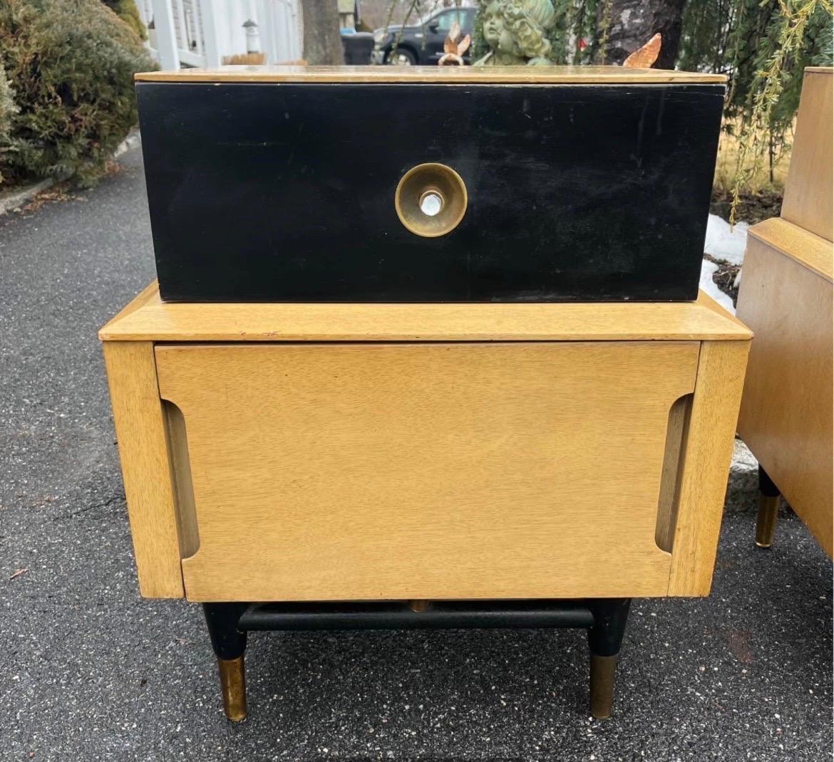 Paire de tables de nuit ou de chevets à 2 tiroirs super élégants. Tous les tiroirs fonctionnent bien et leur intérieur est propre. Il s'agit d'un modèle rarement vu du fabricant de qualité Basic Witz. Design/One Modern .  Ces joyaux de MCM sont
