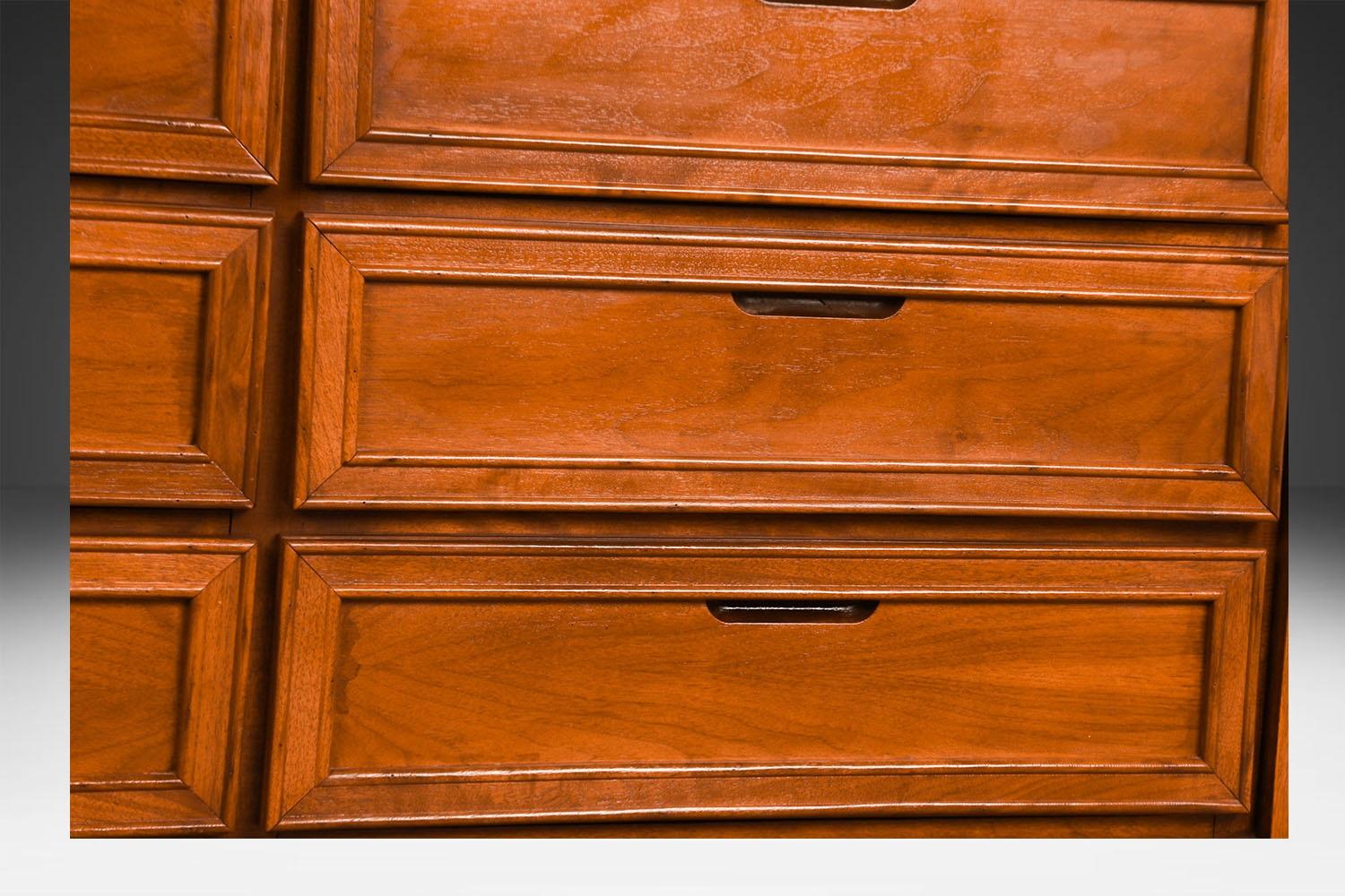 Une élégante commode vintage à 9 tiroirs de style moderne du milieu du siècle par HPL Furniture comporte neuf beaux tiroirs, vers les années 1970. Une pièce extrêmement bien faite et solide, en très bon état, avec des lignes simples et élégantes et