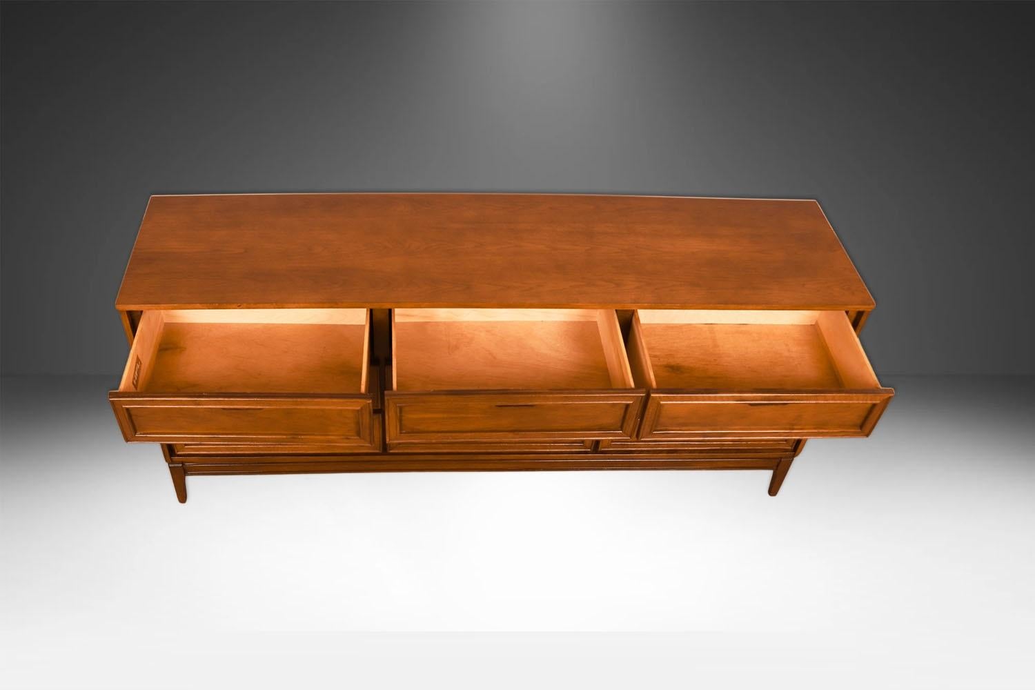 Canadien Commode à neuf tiroirs Vintage Mid Century en vente