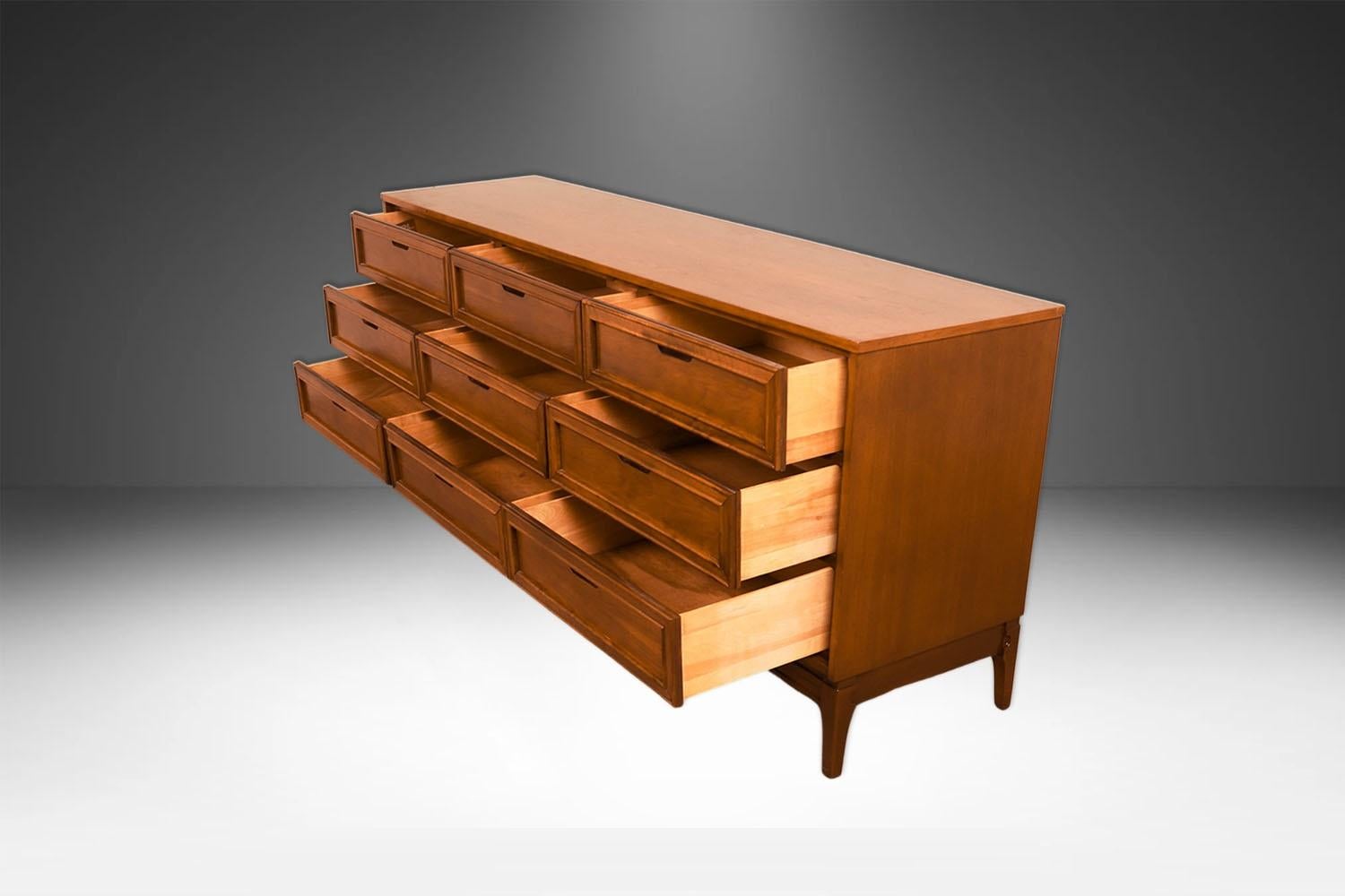 Noyer Commode à neuf tiroirs Vintage Mid Century en vente