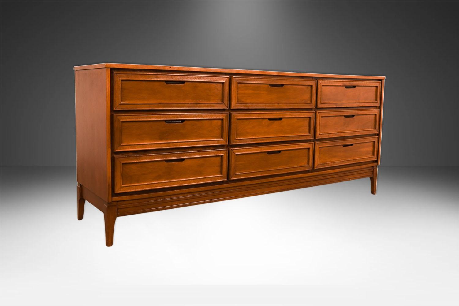 Commode à neuf tiroirs Vintage Mid Century en vente 2