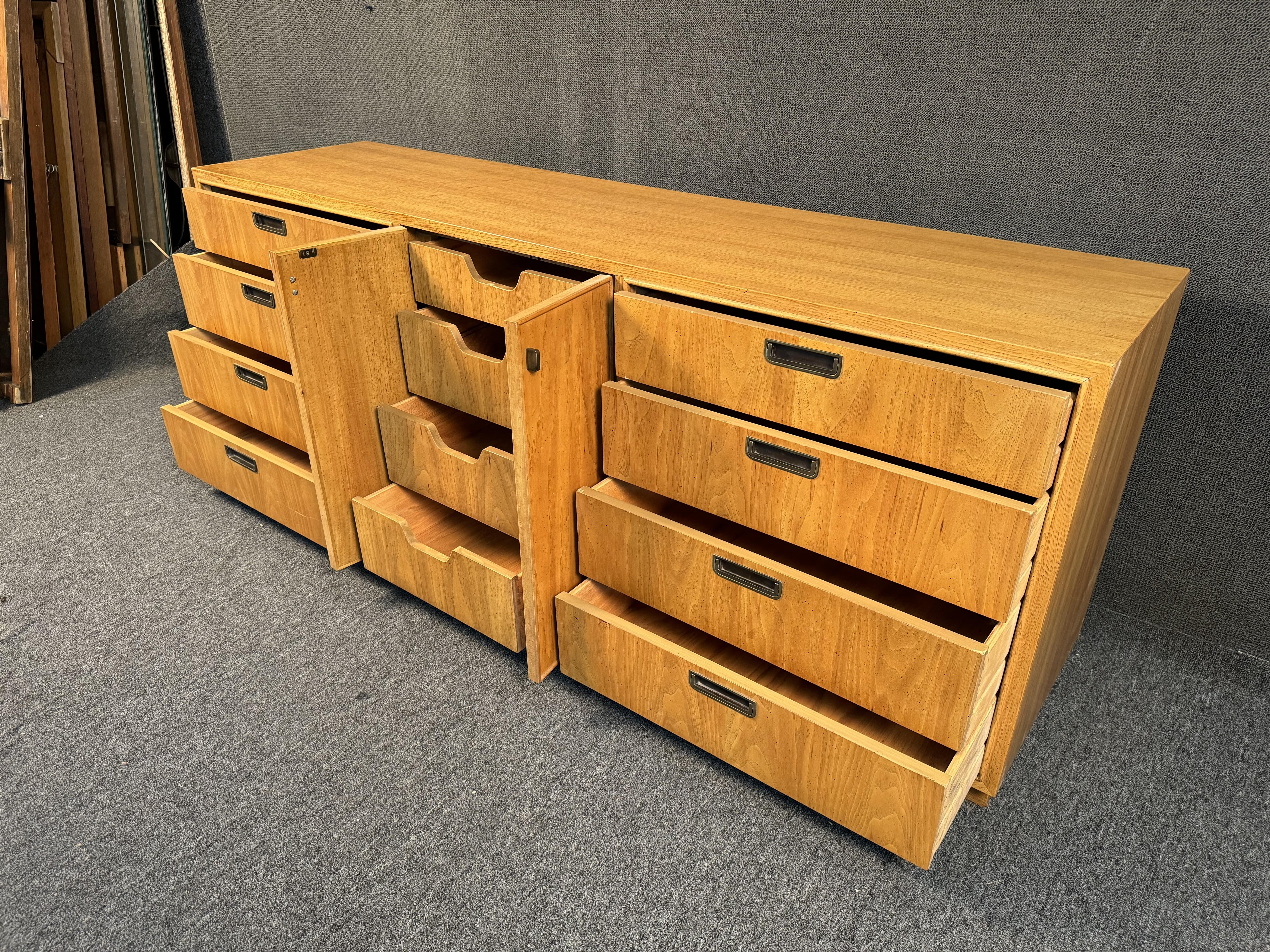 Vintage Mid-Century Oak Dresser For Sale 4