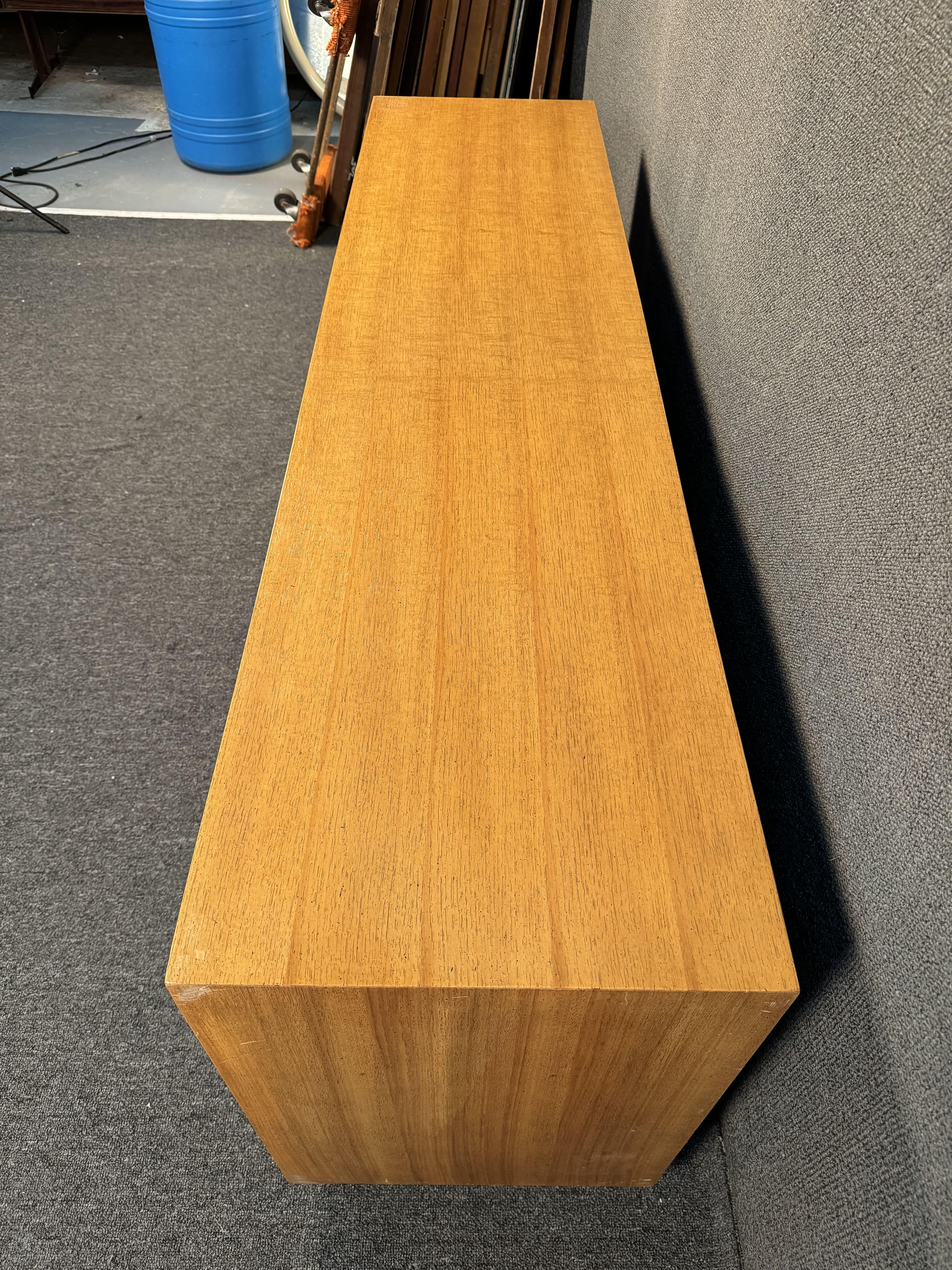 Vintage Mid-Century Oak Dresser In Good Condition For Sale In Brooklyn, NY