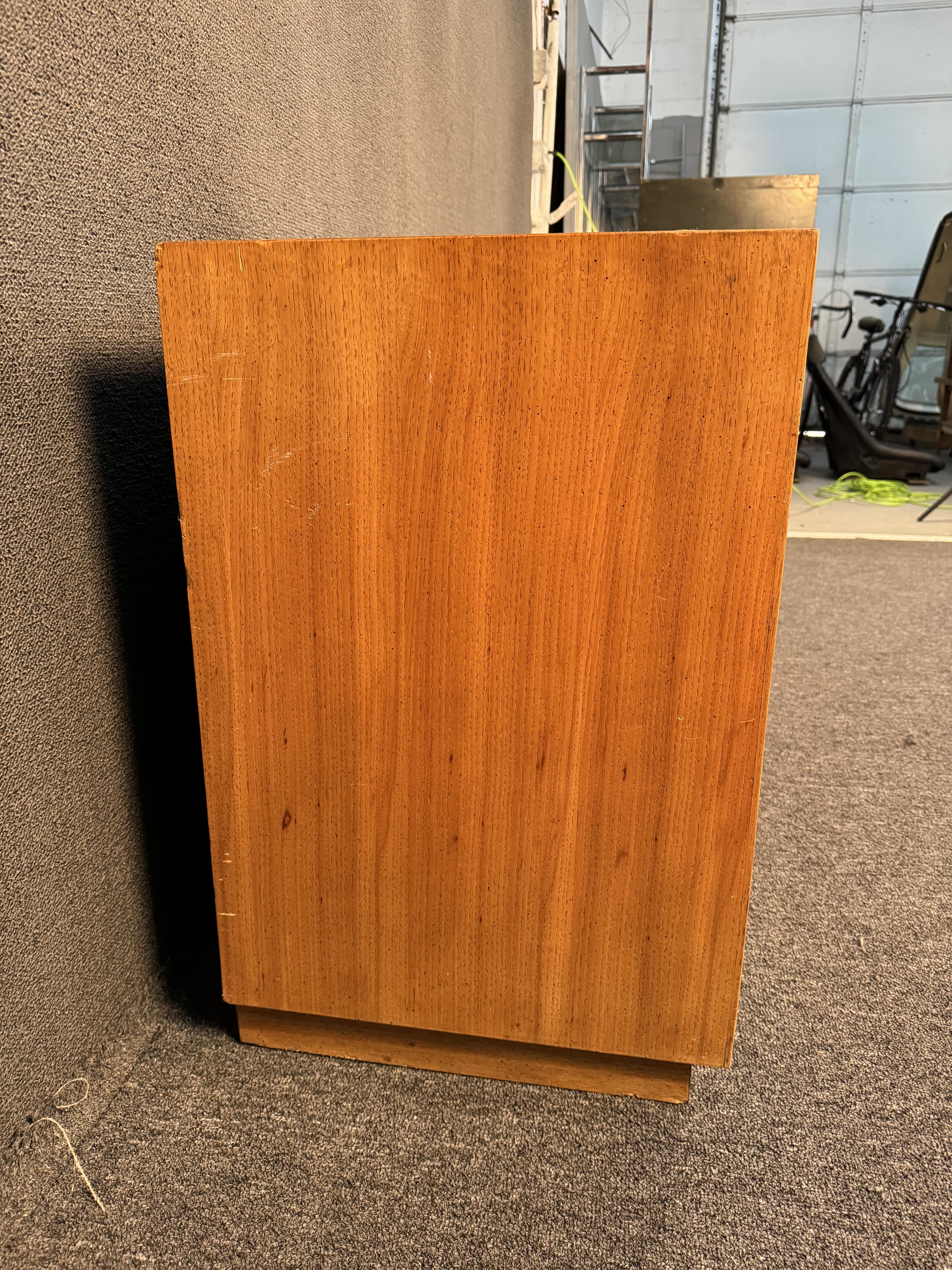 Vintage Mid-Century Oak Dresser For Sale 1