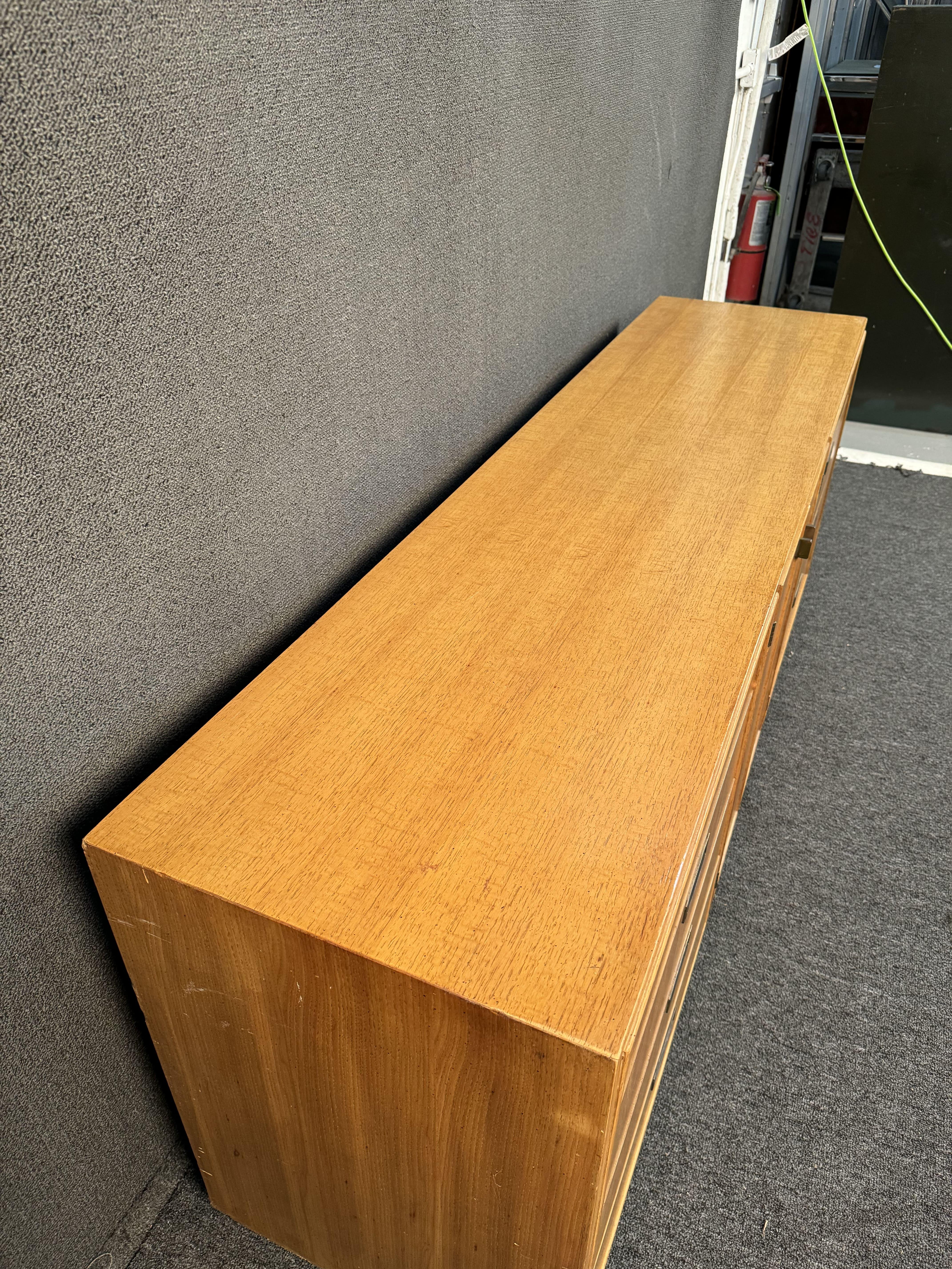 Vintage Mid-Century Oak Dresser For Sale 2