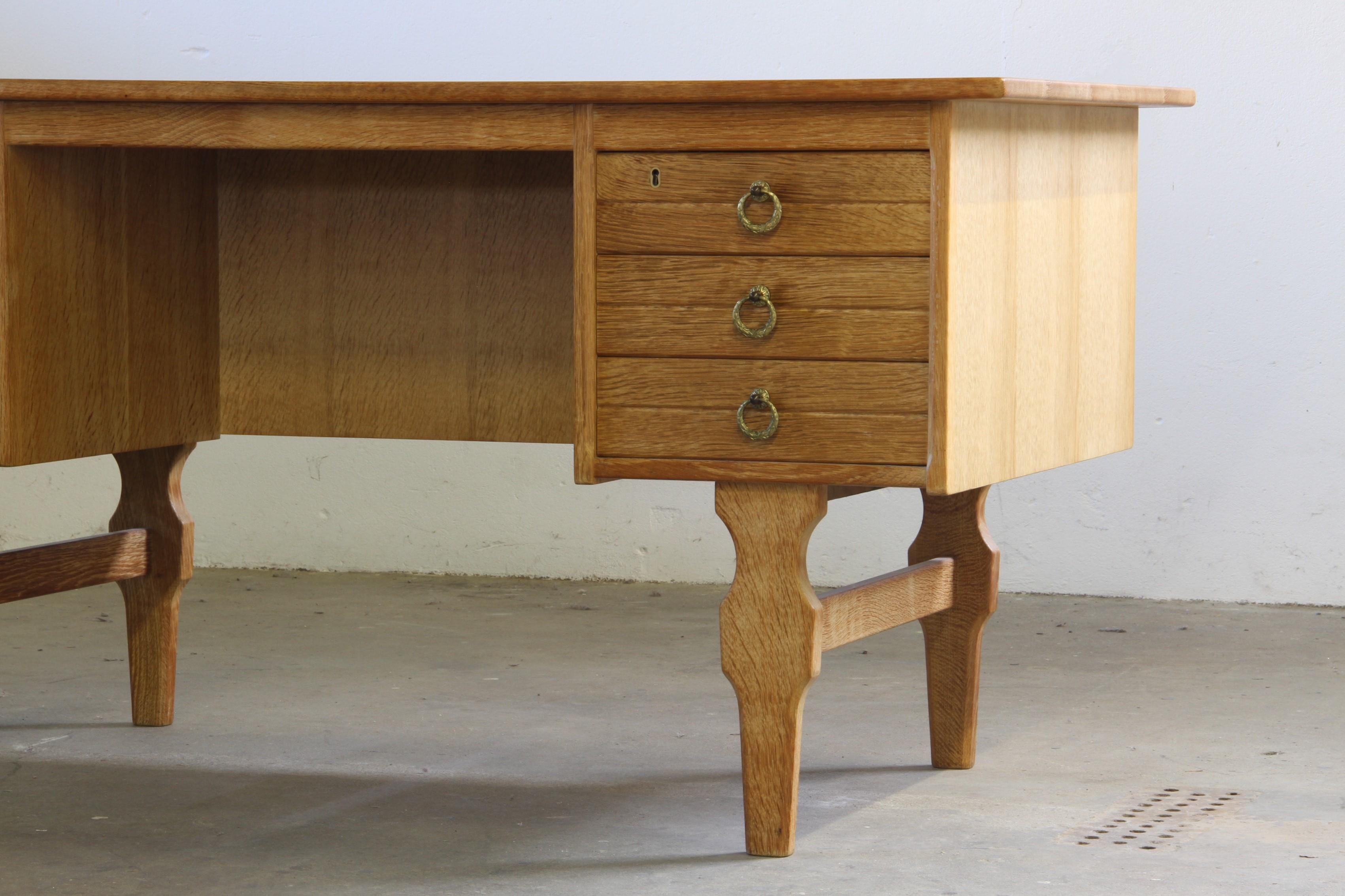 Fatto a mano Vintage Mid-Century Oak Writing Desk with 6 Drawers, Open Back, Kjærnulf style. in vendita