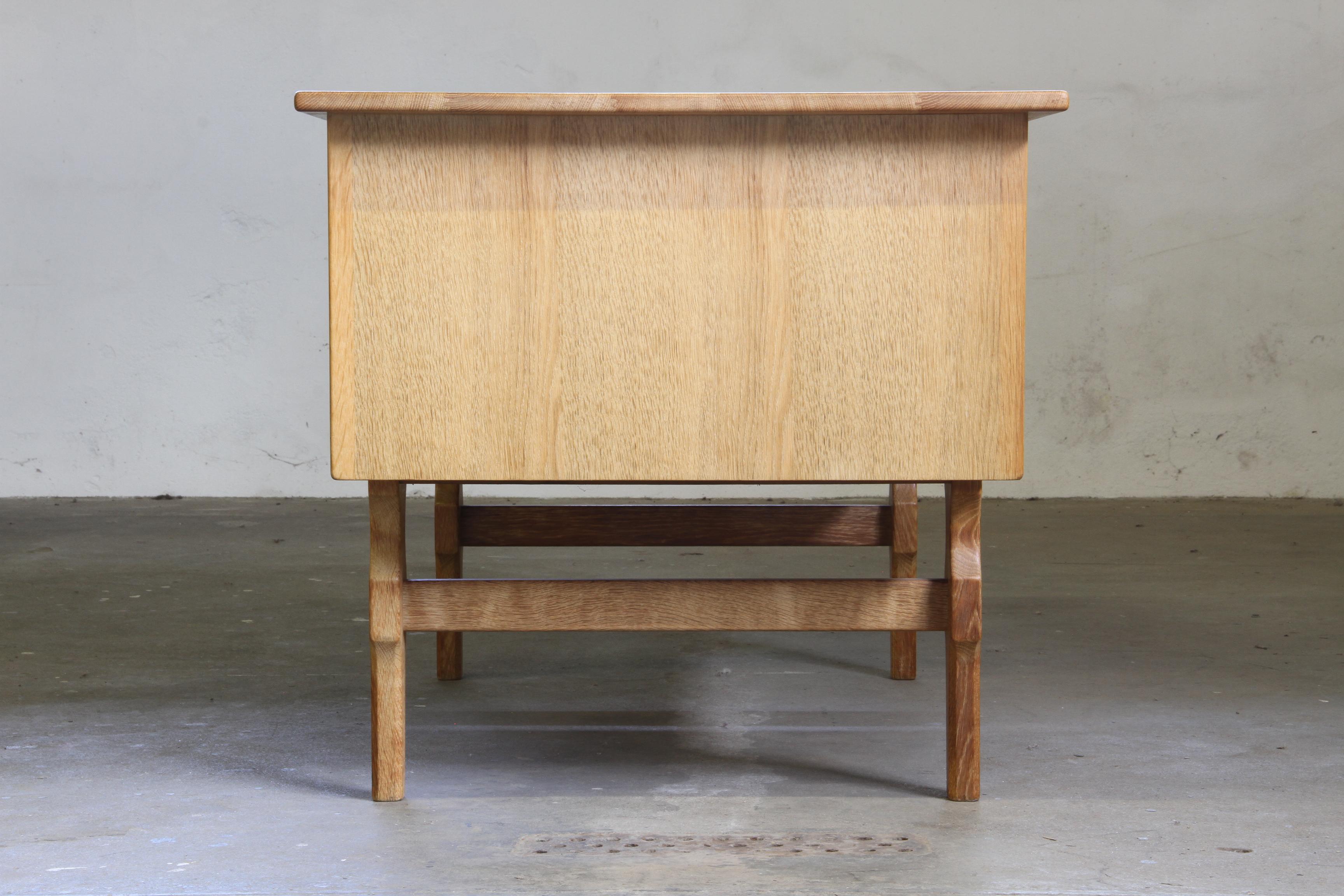Metà XX secolo Vintage Mid-Century Oak Writing Desk with 6 Drawers, Open Back, Kjærnulf style. in vendita