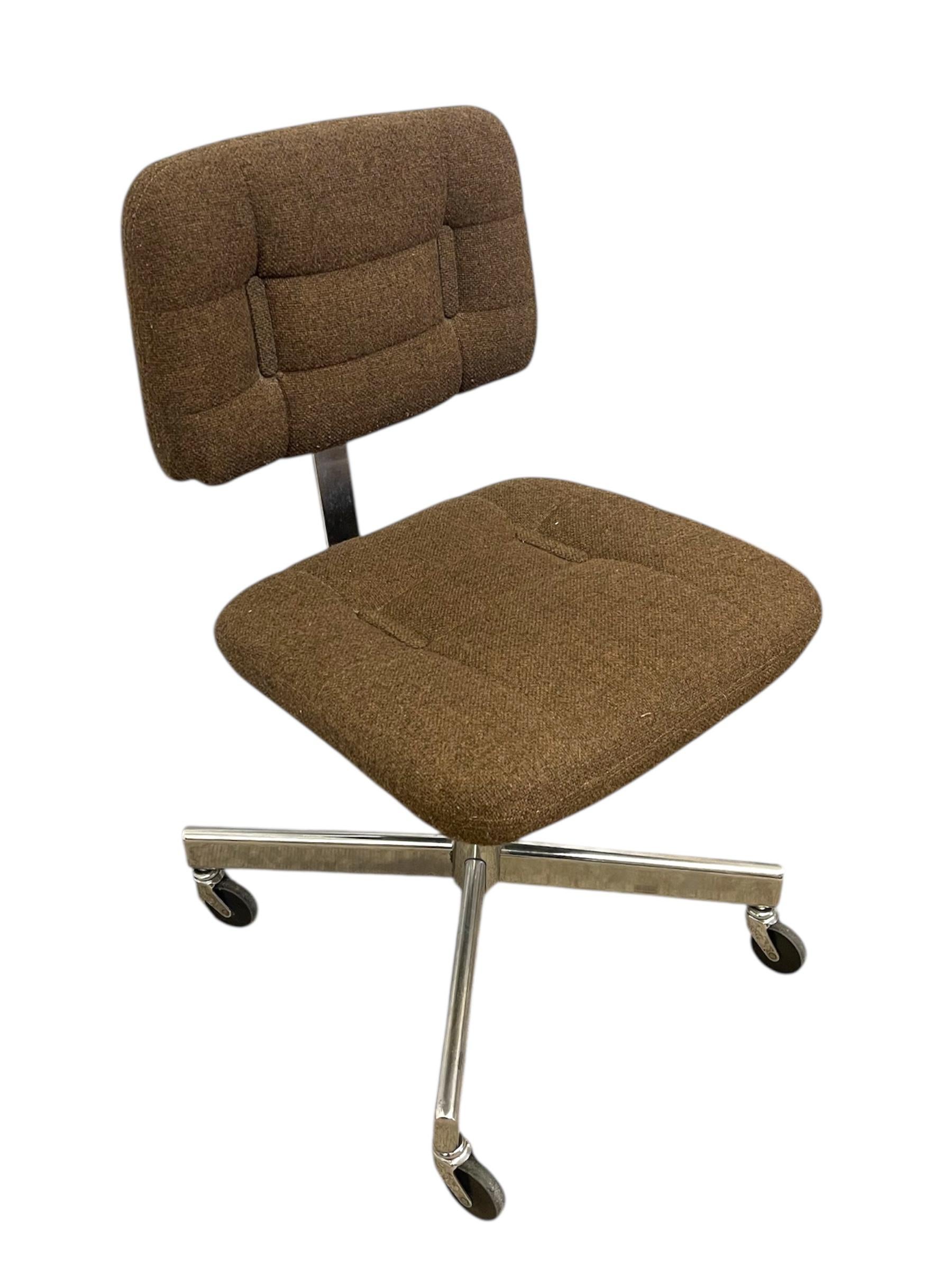 Mid-Century moderno Sedia da ufficio Vintage Mid-Century - Base cromata, rivestimento marrone. in vendita