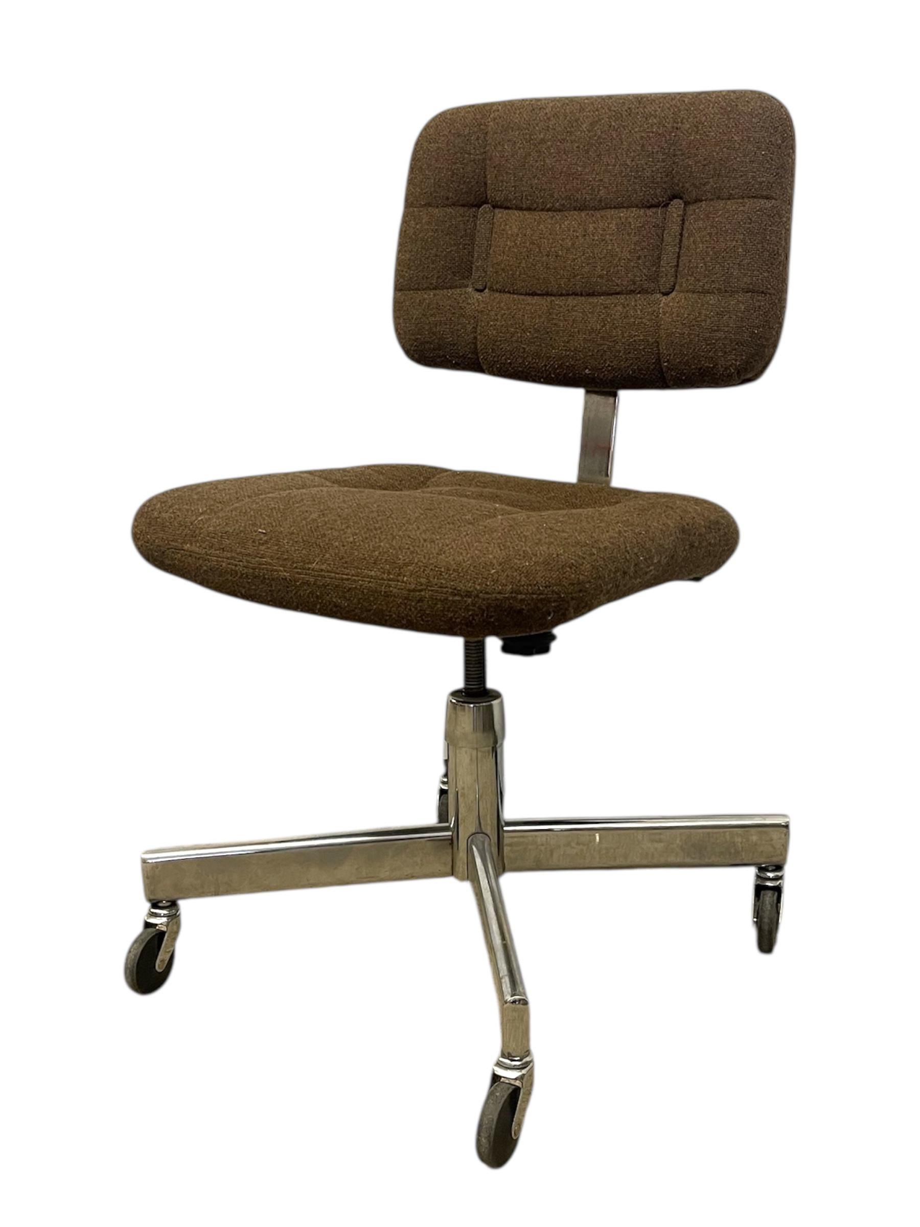 Sedia da ufficio Vintage Mid-Century - Base cromata, rivestimento marrone. In condizioni buone in vendita a Seattle, WA