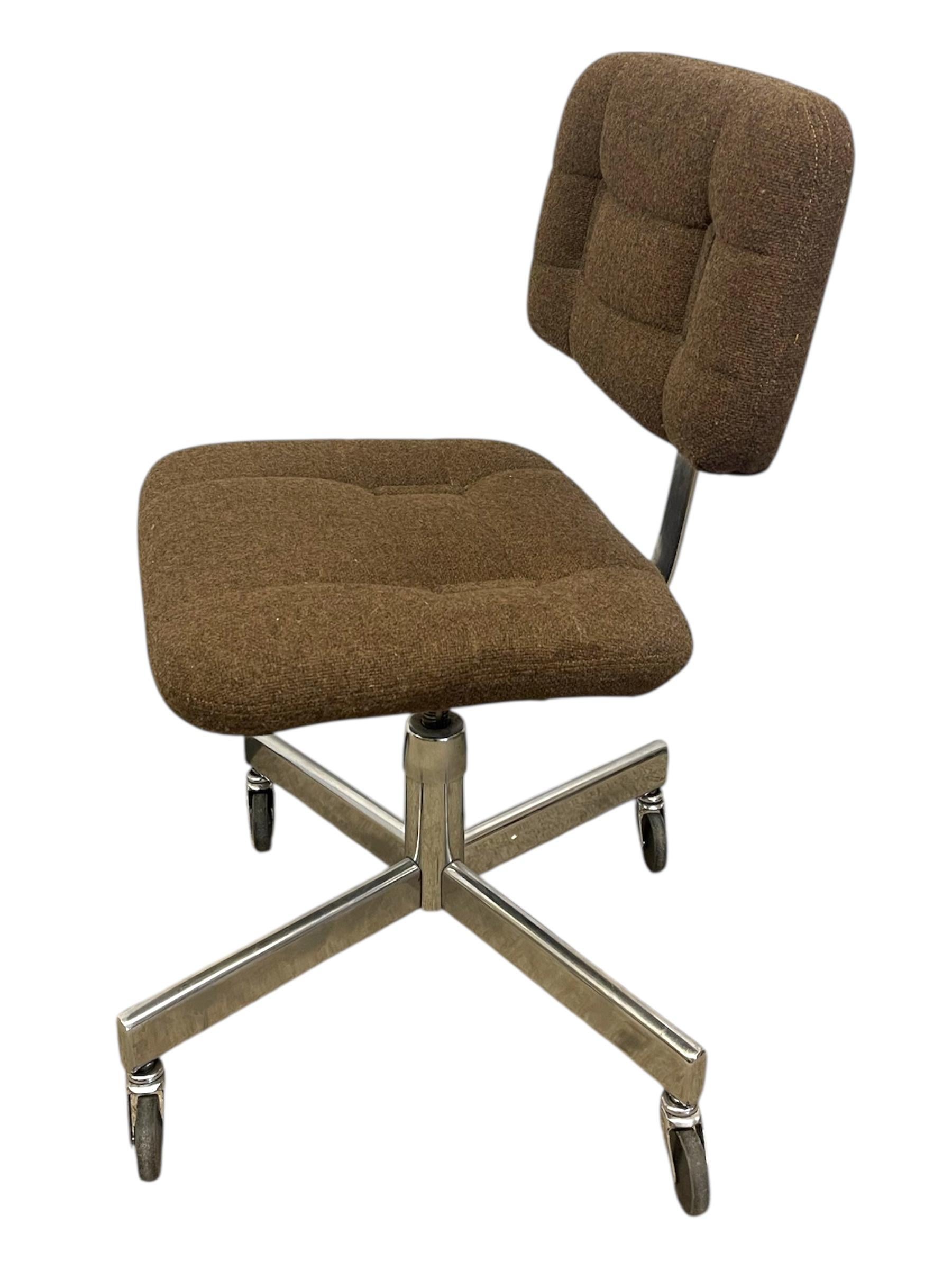 Fine XX secolo Sedia da ufficio Vintage Mid-Century - Base cromata, rivestimento marrone. in vendita