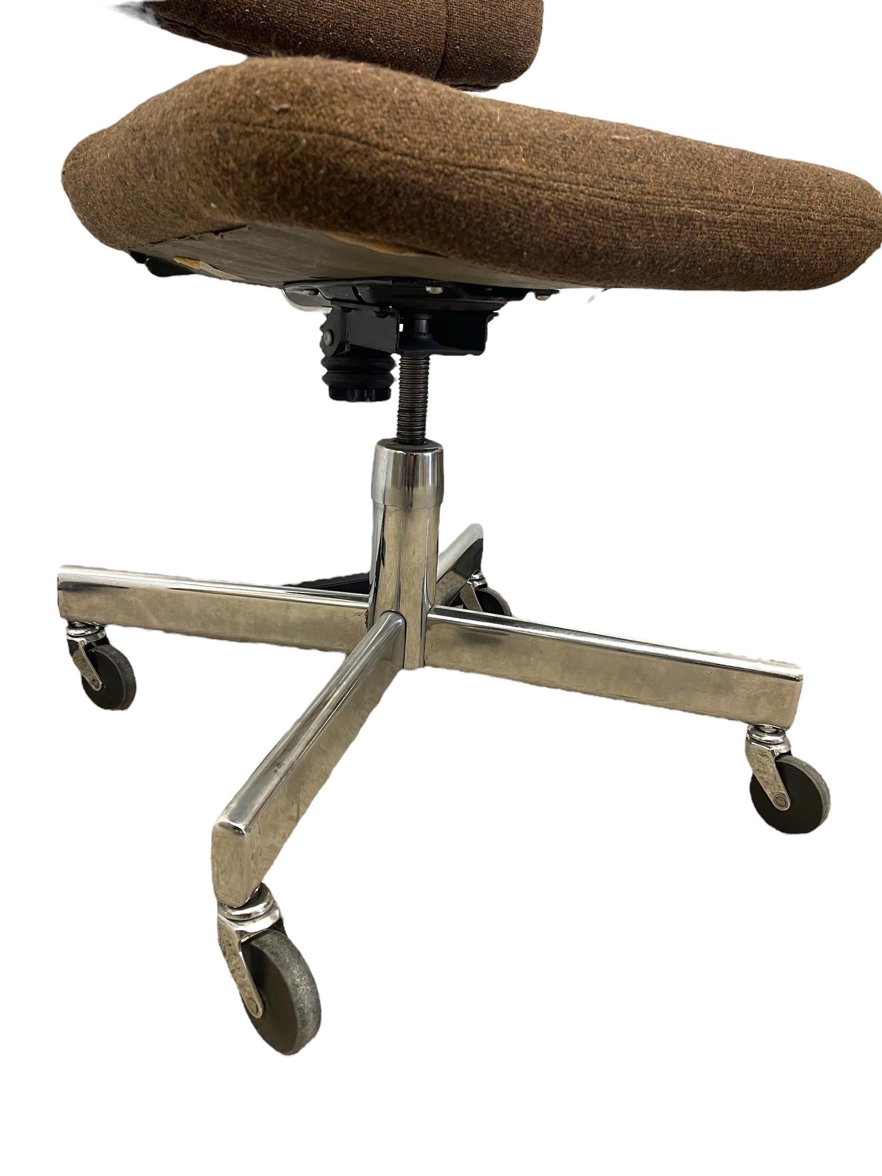 Sedia da ufficio Vintage Mid-Century - Base cromata, rivestimento marrone. in vendita 1