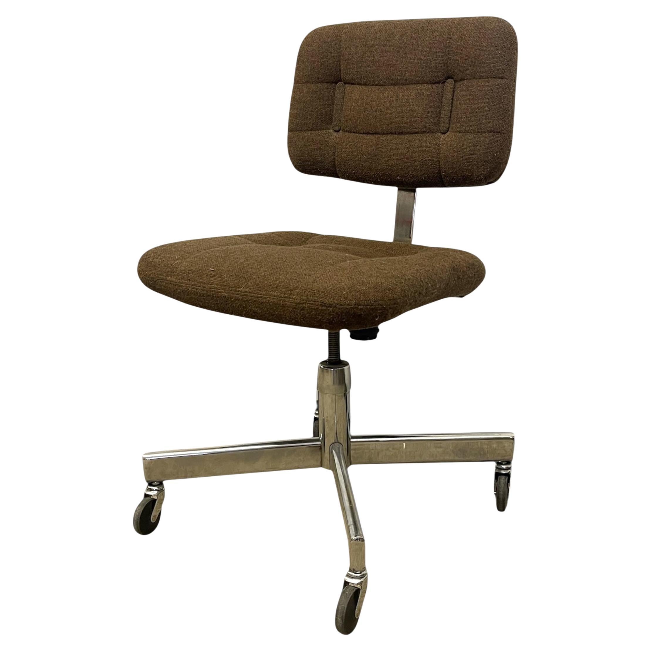 Sedia da ufficio Vintage Mid-Century - Base cromata, rivestimento marrone.