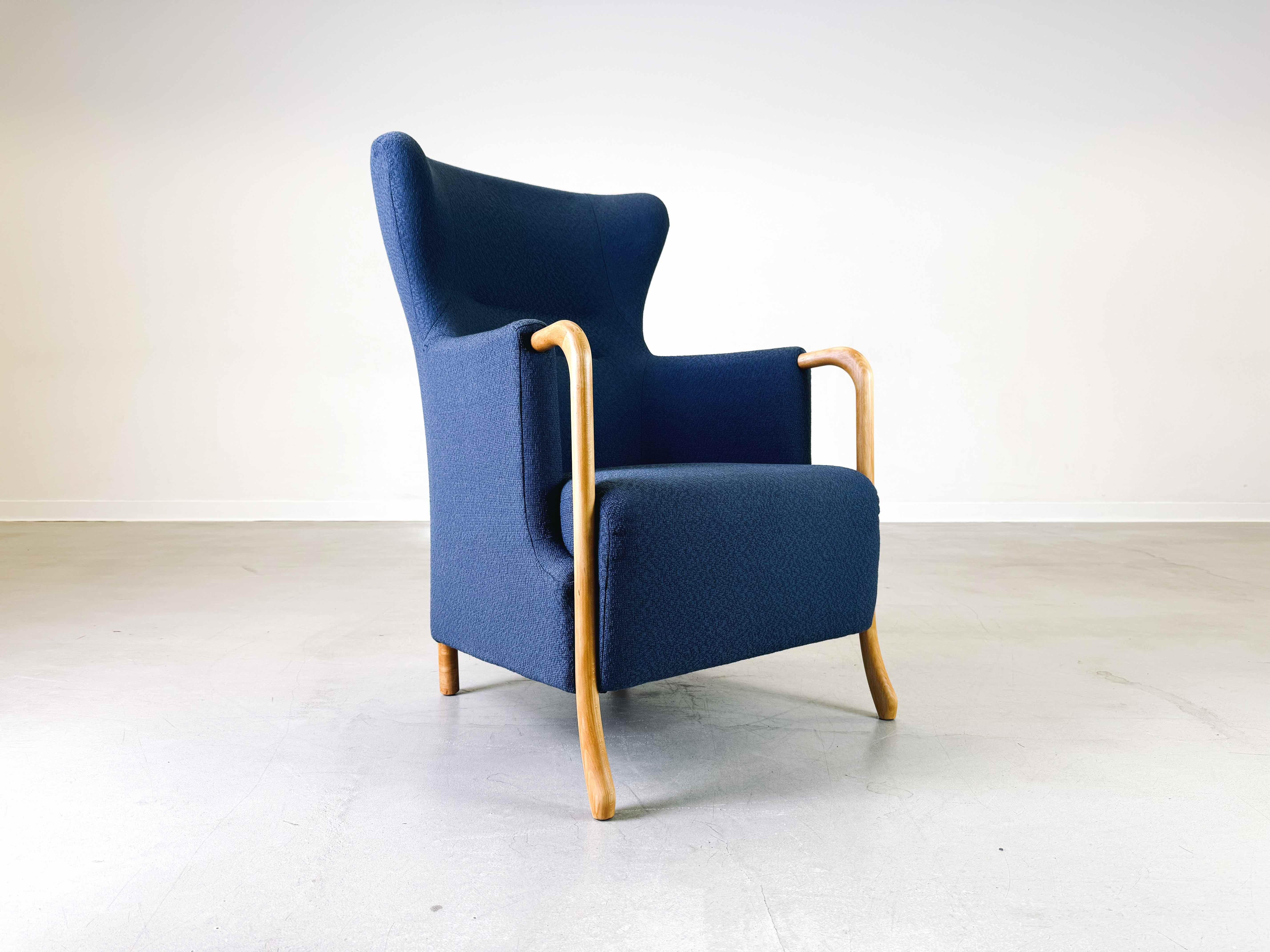 Nous proposons à la vente un magnifique fauteuil à oreilles avec ottoman (modèle : Claudia) de Stouby Møbelfabrik. Le fauteuil date des années 1970 et est toujours en production aujourd'hui.

Condit : Bon état d'usage avec des signes d'usure dus à