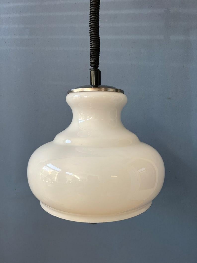 Lampada a sospensione in vetro lattiginoso opalino della metà del secolo scorso, anni '70 in vendita 5