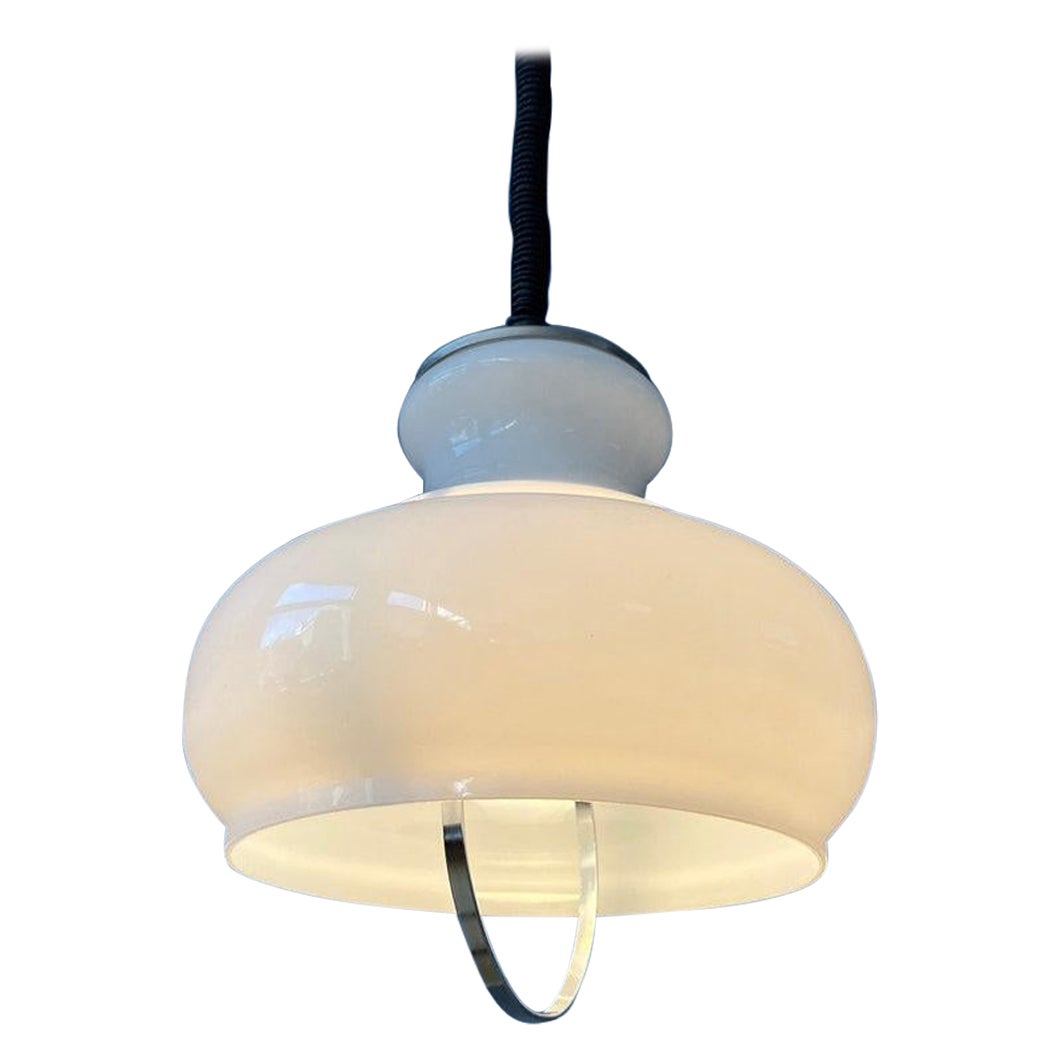 Lampada a sospensione in vetro lattiginoso opalino della metà del secolo scorso, anni '70