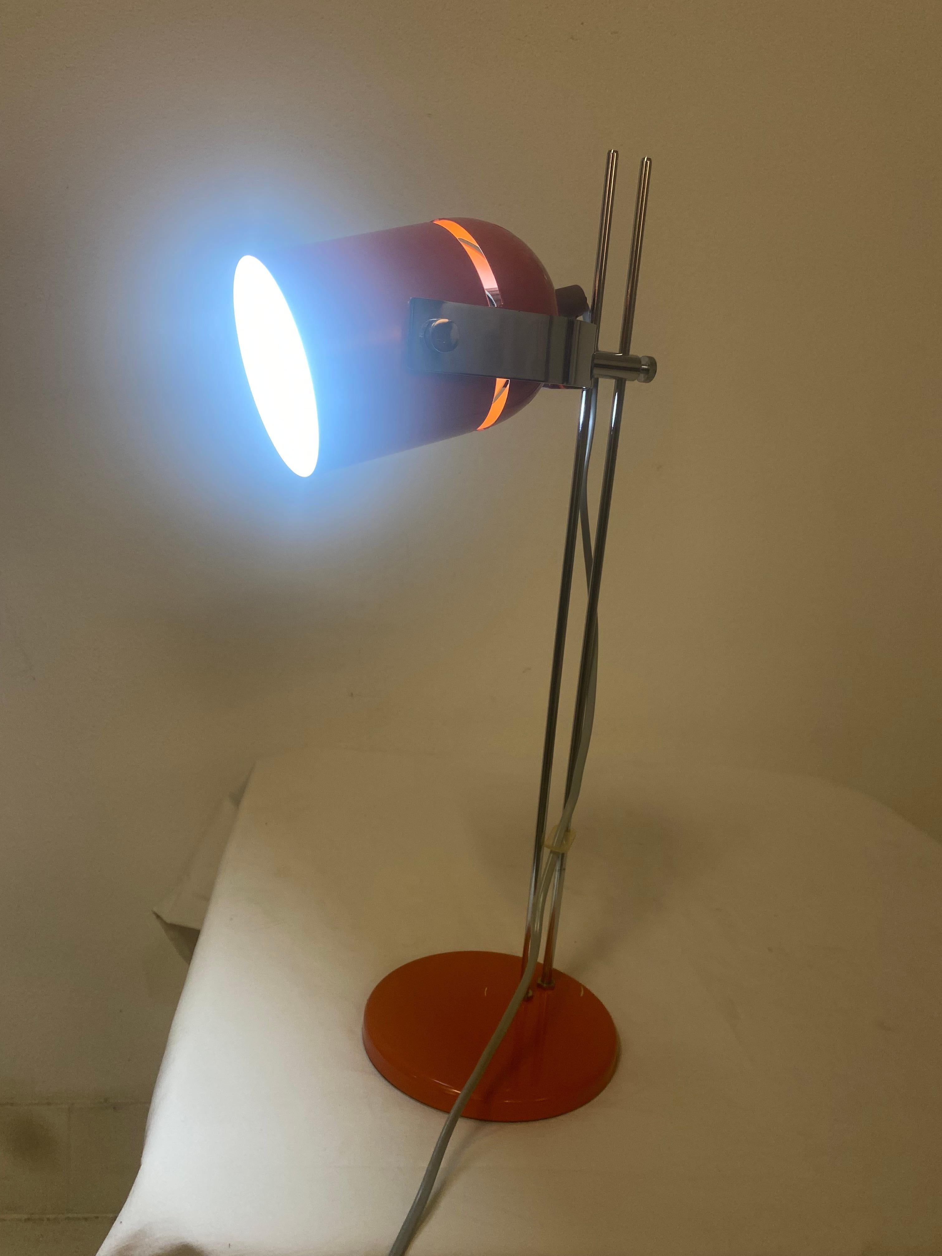 Acier Lampe à poser orange vintage du milieu du siècle en vente