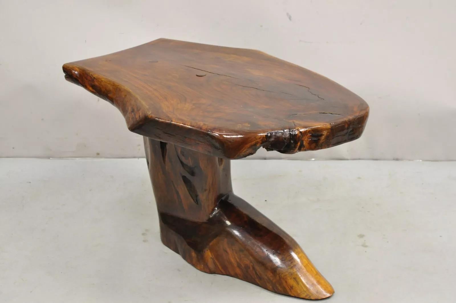 Vintage Mid Century Organic Live Edge Burl Wood Pedestal Base Couchtisch. Der Artikel zeichnet sich durch einen schmalen, skulpturalen Sockel aus (mit einem breiteren Sockel wäre er stabiler), klare modernistische Linien und einen einzigartigen