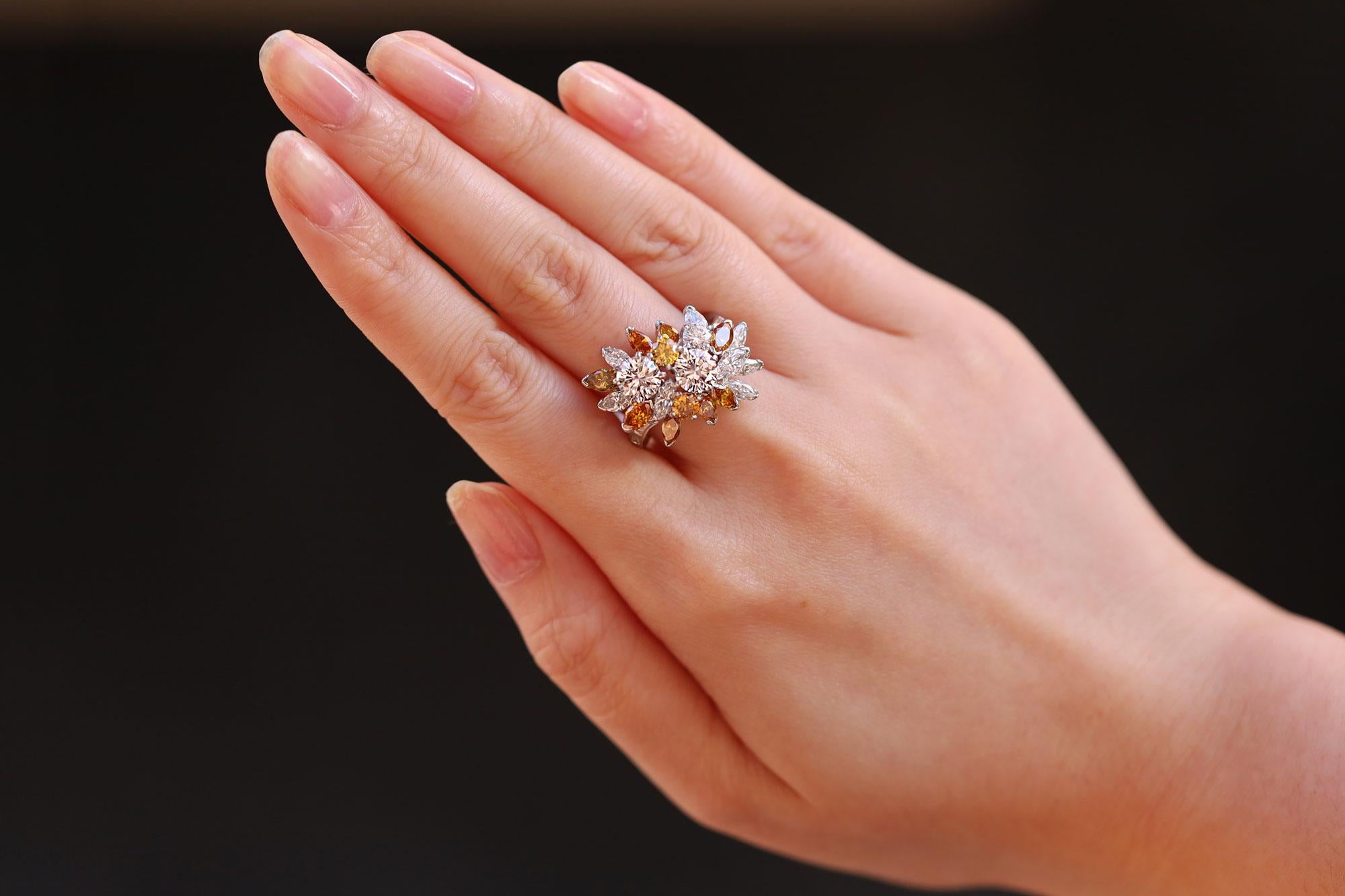 Dieser Cocktailring im Vintage-Stil aus den 1960er Jahren ist eine fröhliche und farbenfrohe Kreation von Oscar Heyman, einem seit über 100 Jahren bekannten Juwelier. Mit 25 funkelnden Diamanten in verschiedenen Formen von höchster Qualität, die von