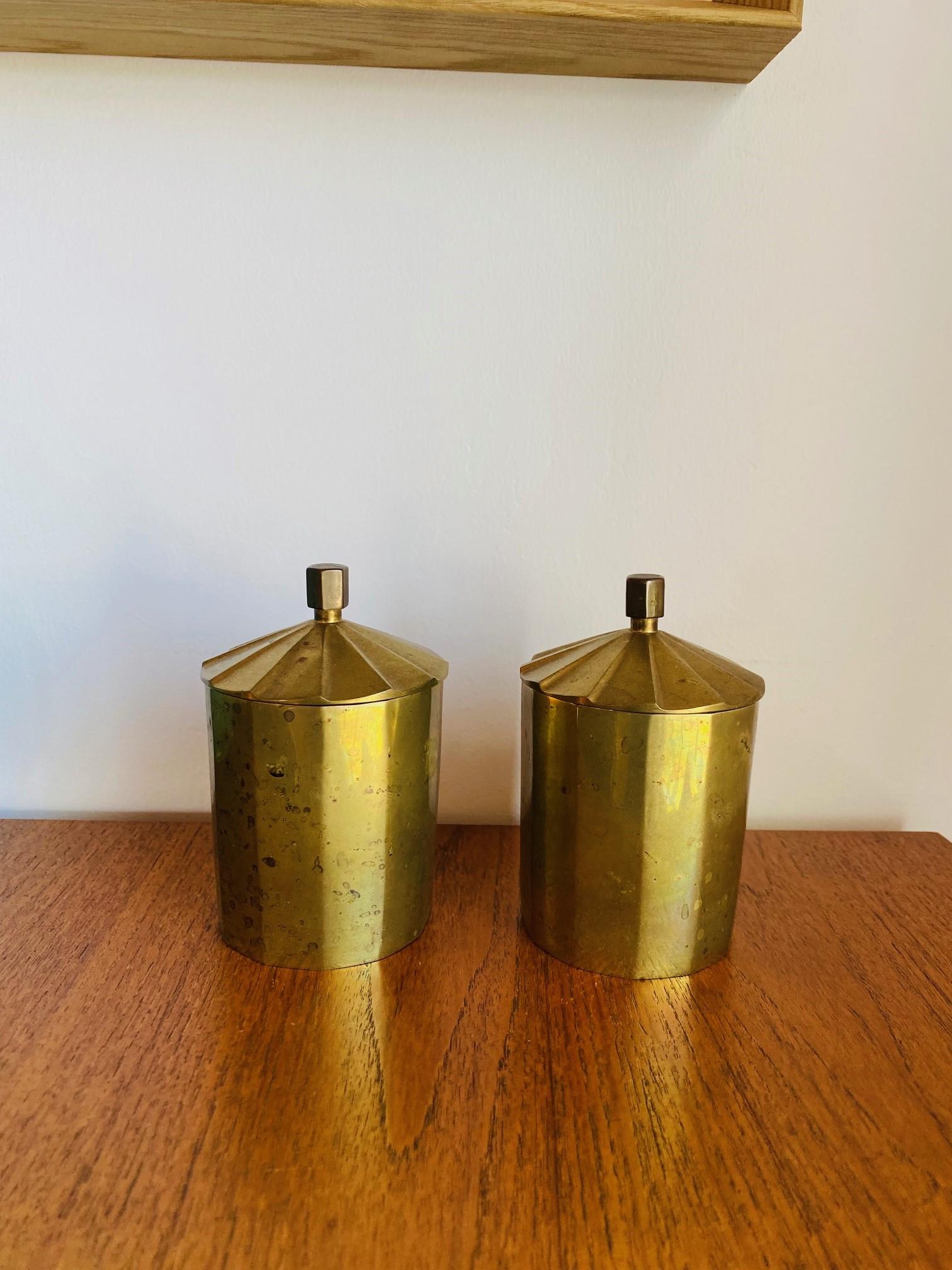 Vintage Mid-Century Pair of Brass Canisters In Good Condition For Sale In San Diego, CA