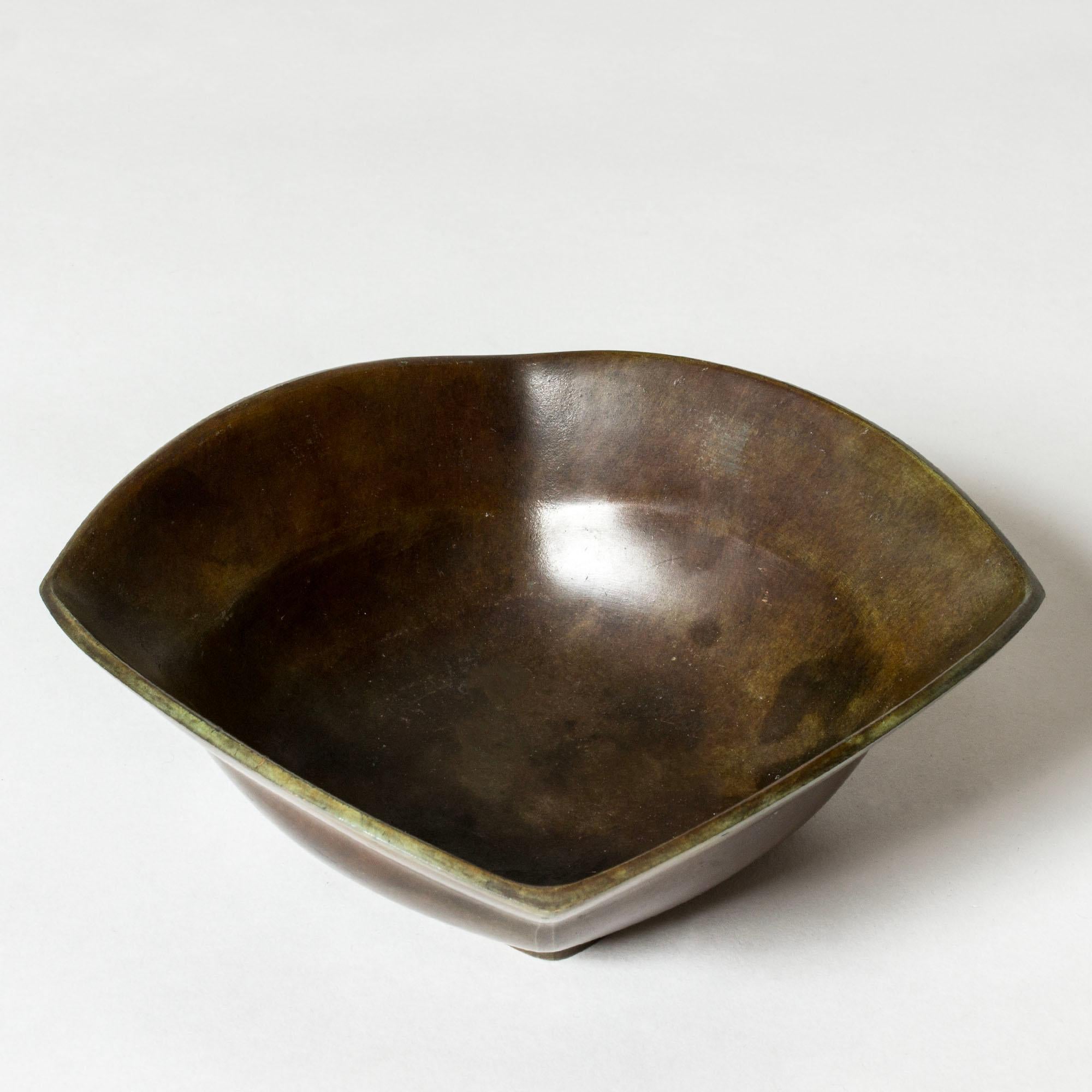 Elégante coupe décorative en bronze des années 1930, de forme basse et bombée. Huile patinée dans des nuances de vert variées.

La GAB a été fondée à Stockholm en 1867 et a exercé une influence importante sur les scènes suédoises de l'art et de